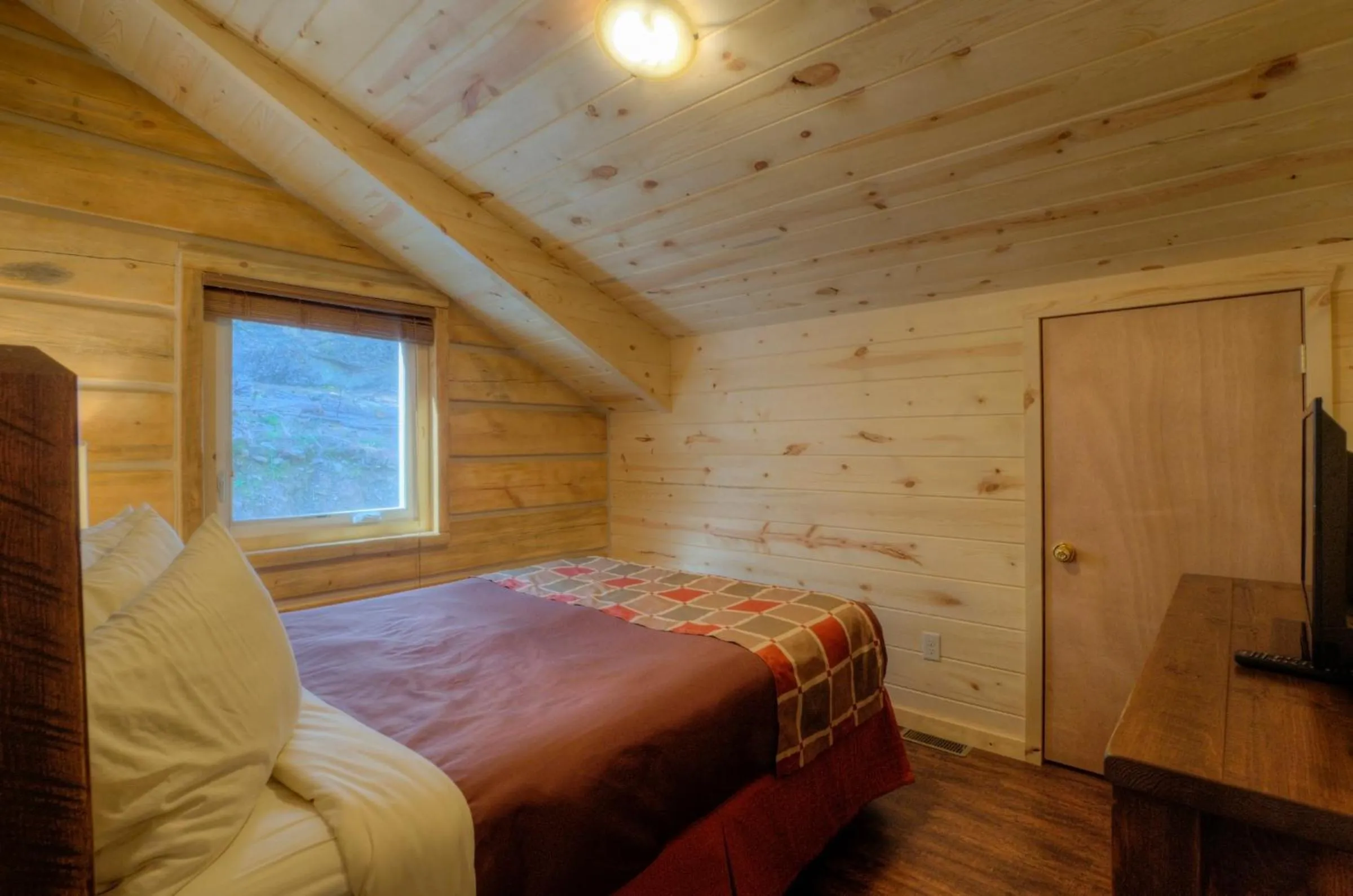 Bedroom, Bed in Powder House Lodge