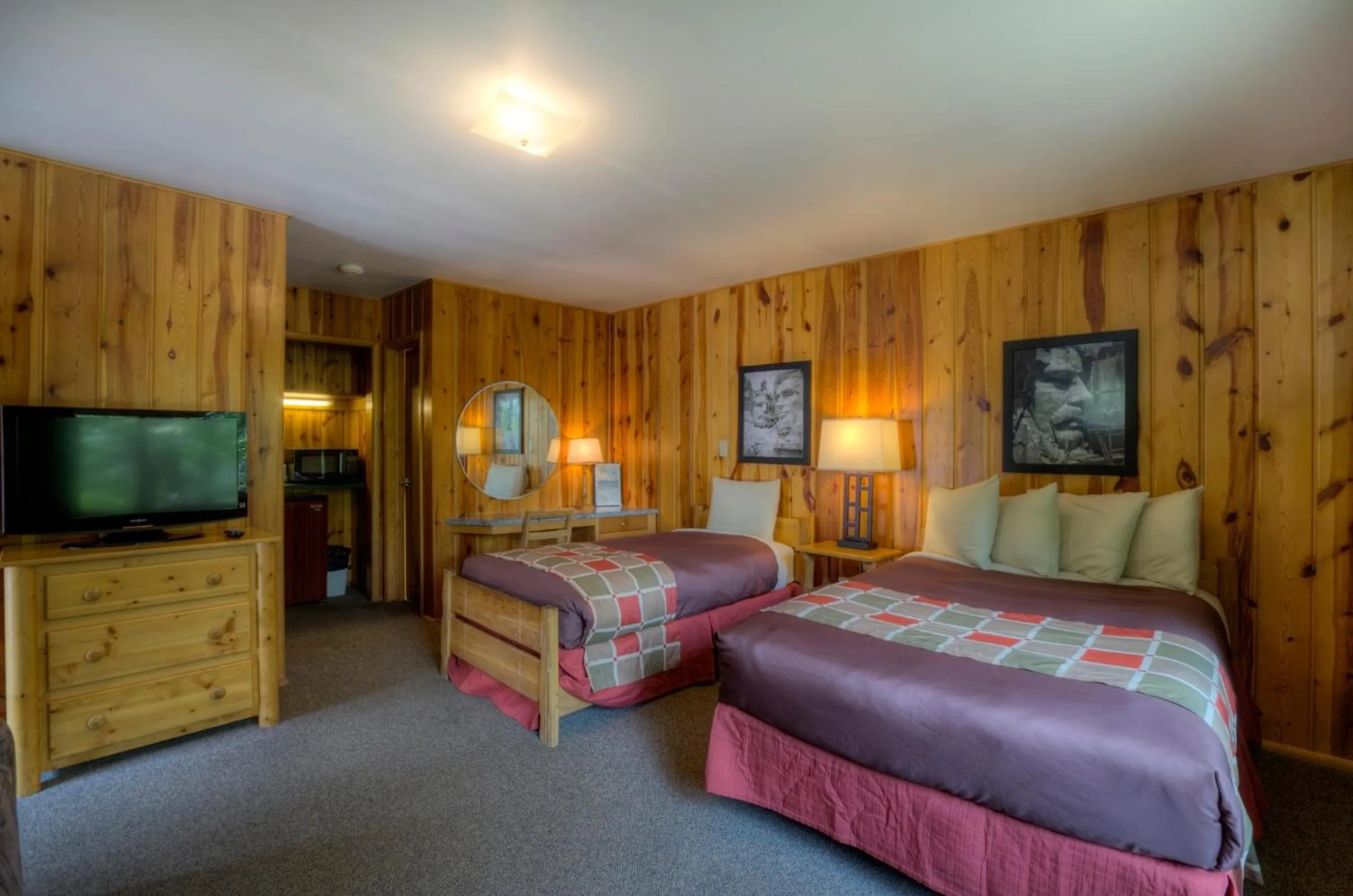 Photo of the whole room, Bed in Powder House Lodge
