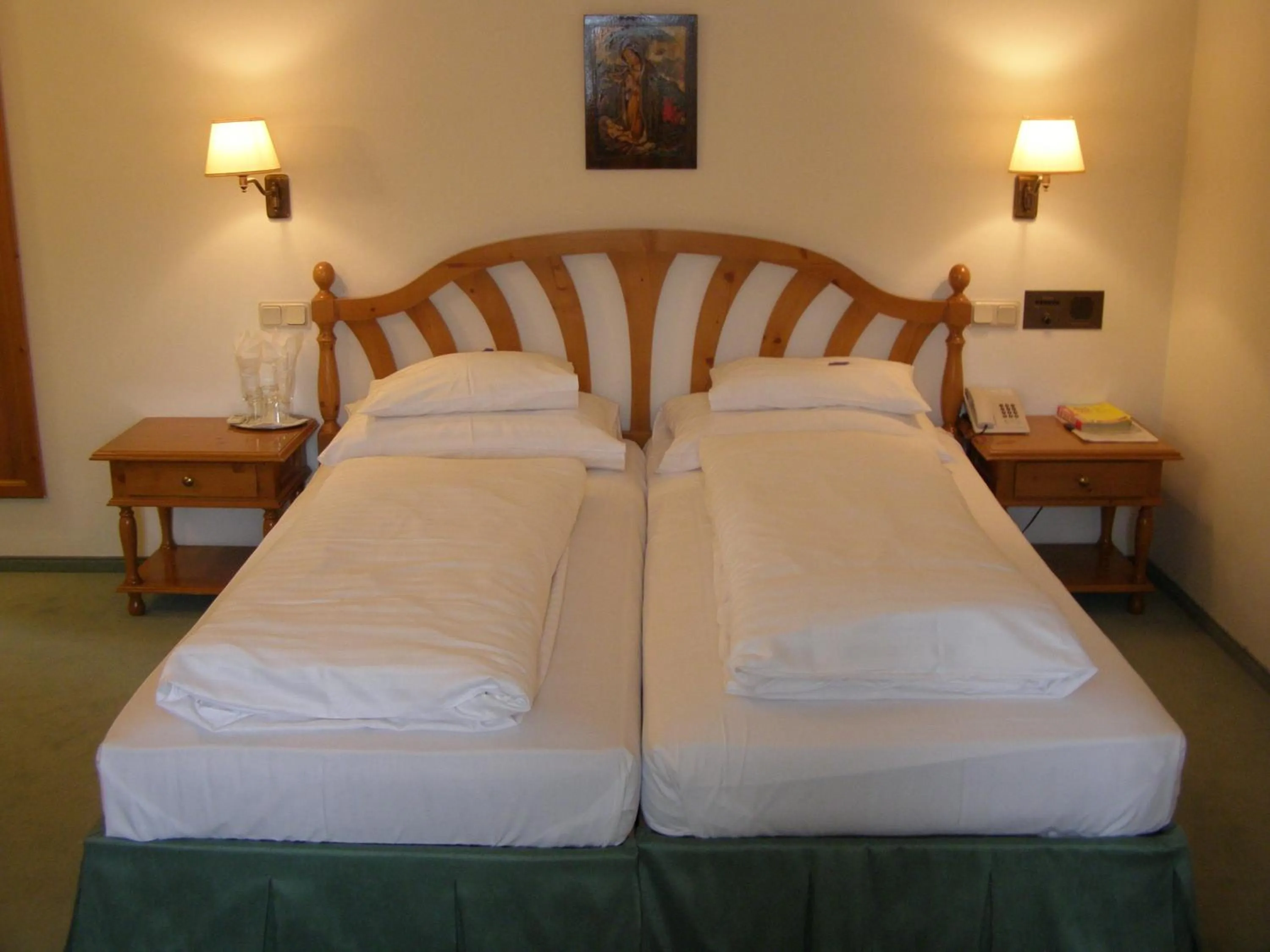 Bed in Hotel Landhaus Fuhrgassl-Huber