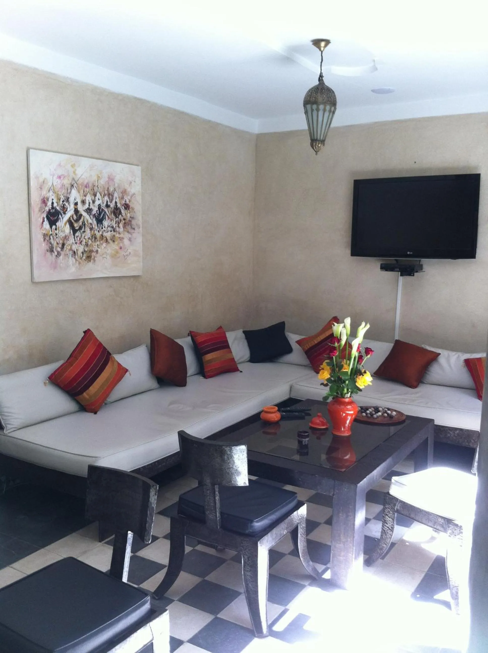 Communal lounge/ TV room in Riad Le Bel Oranger