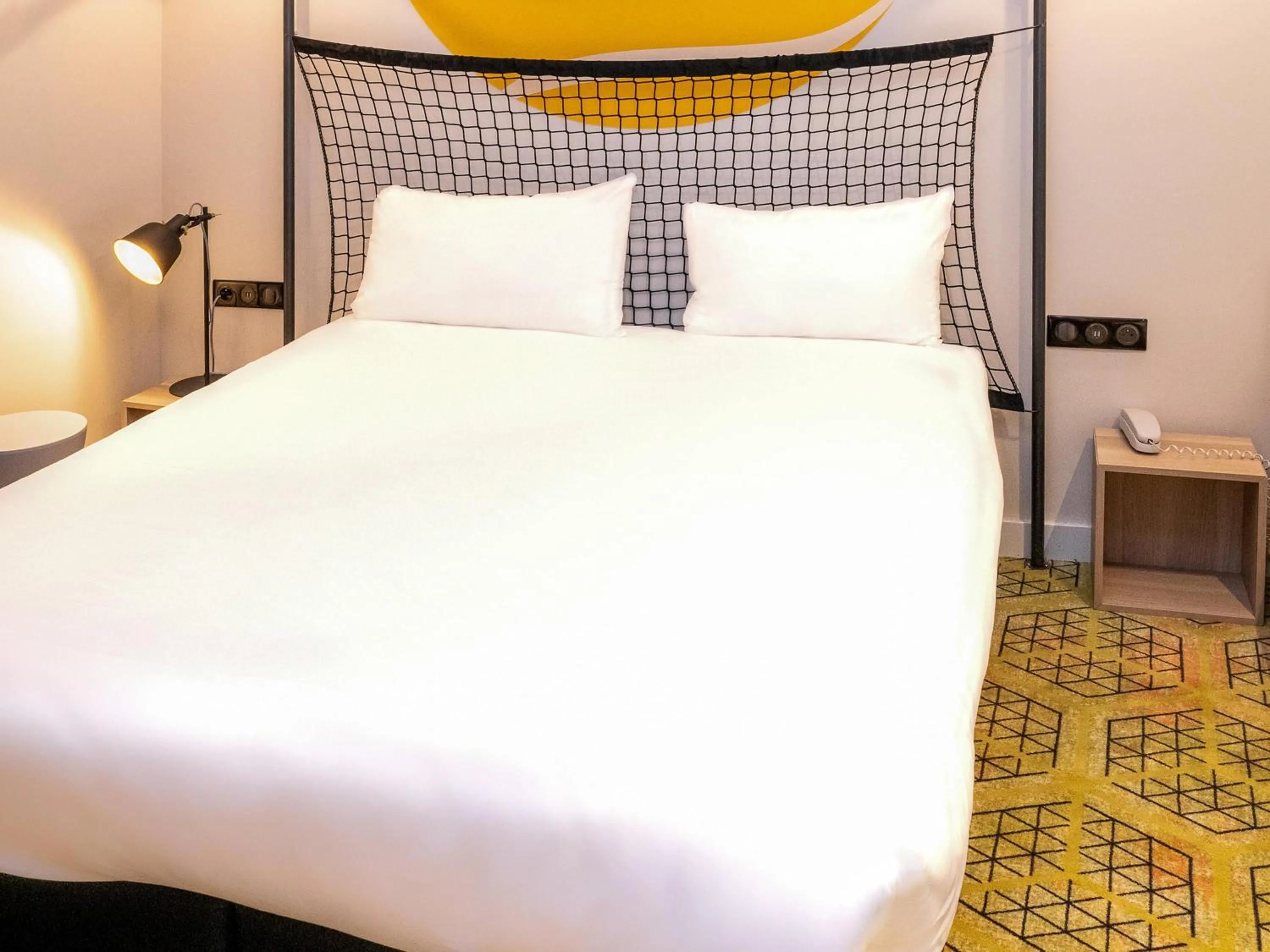 Bedroom, Bed in Greet Boulogne Billancourt Paris