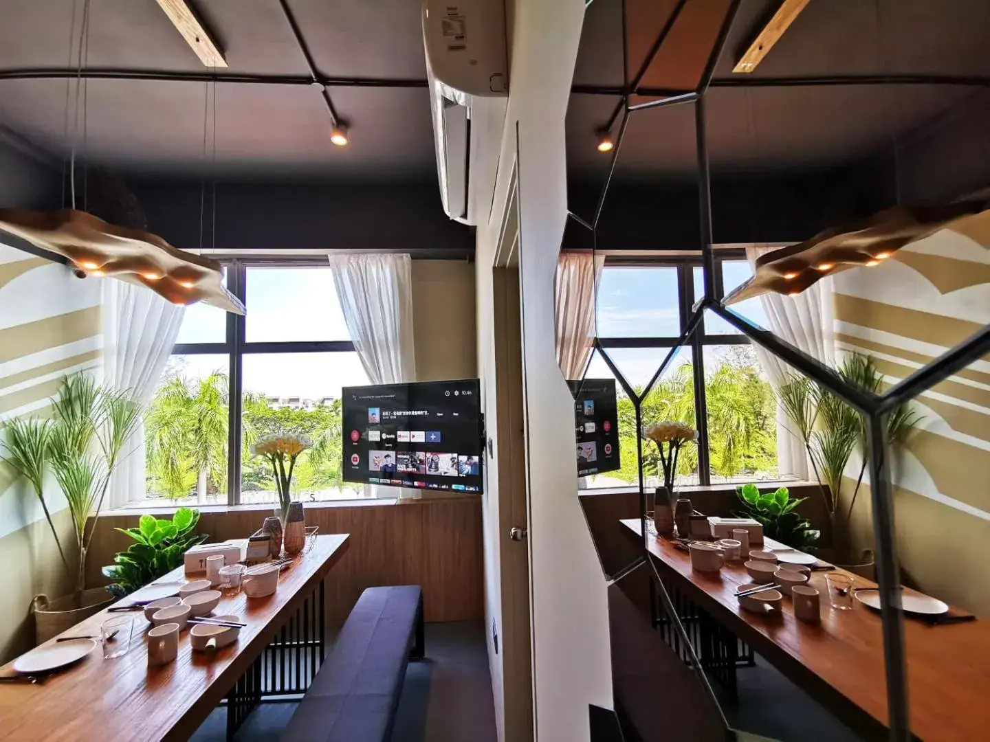 Communal lounge/ TV room in Oikos Poshtel Communal lounge/ TV room in Oikos Poshtel