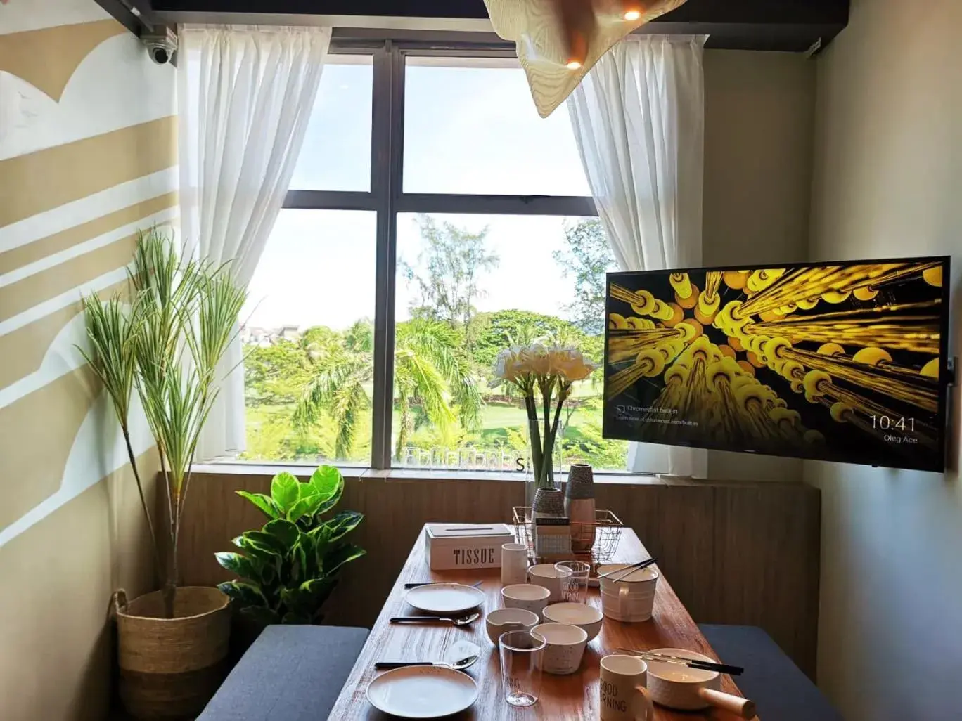 Communal lounge/ TV room in Oikos Poshtel Communal lounge/ TV room in Oikos Poshtel