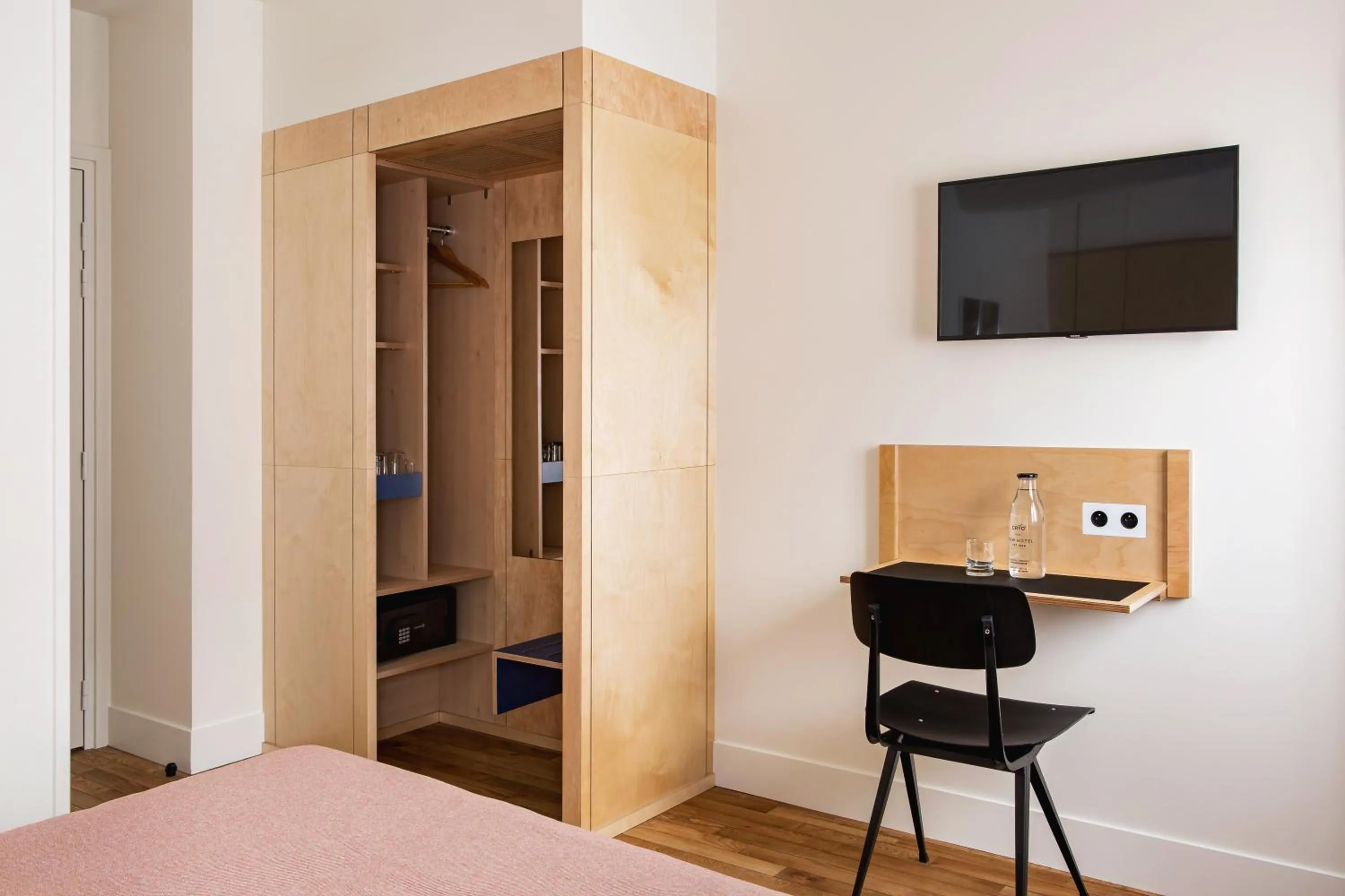 Photo of the whole room, Bed in New Hotel Opéra