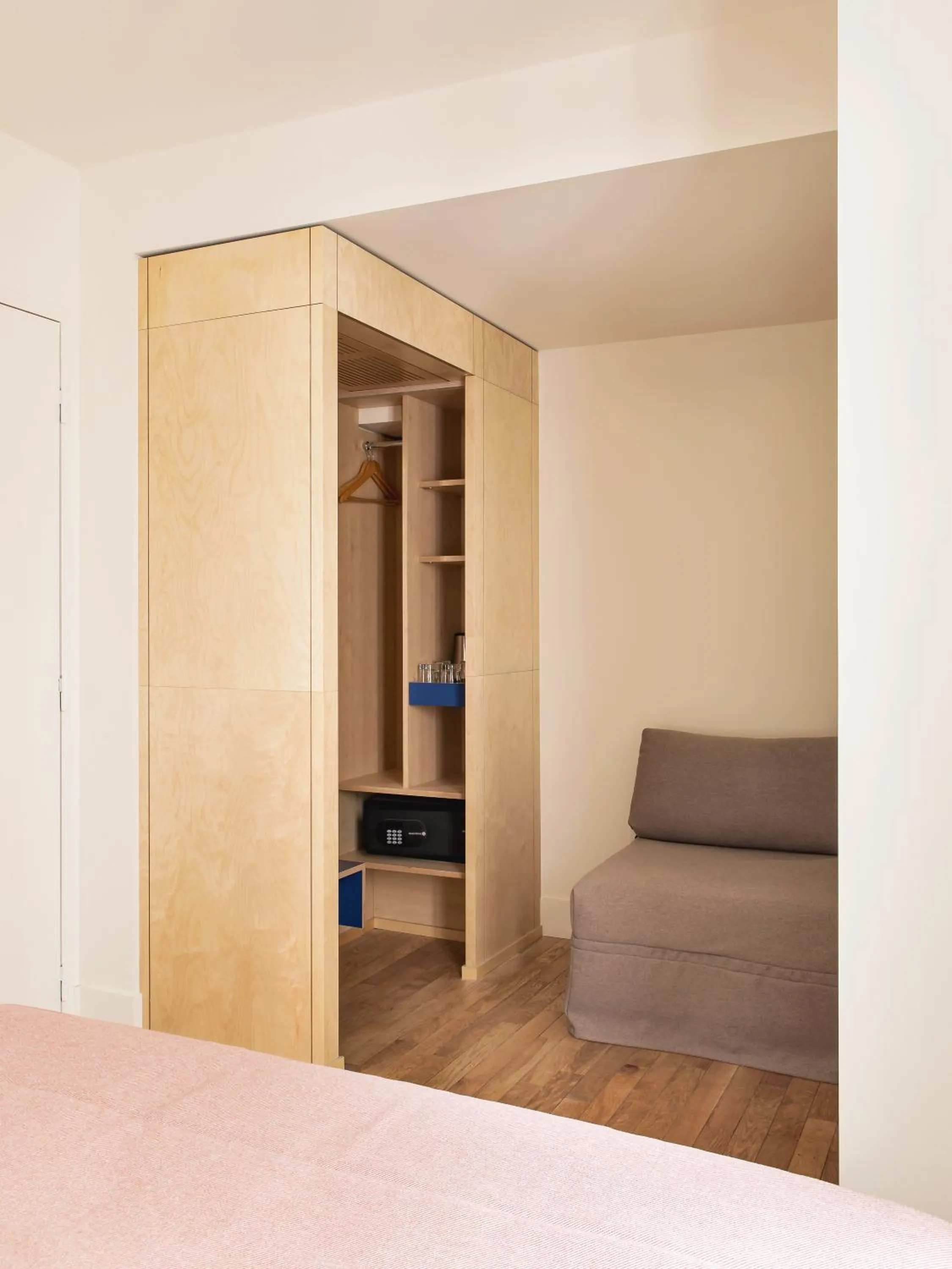 wardrobe, Bed in New Hotel Opéra