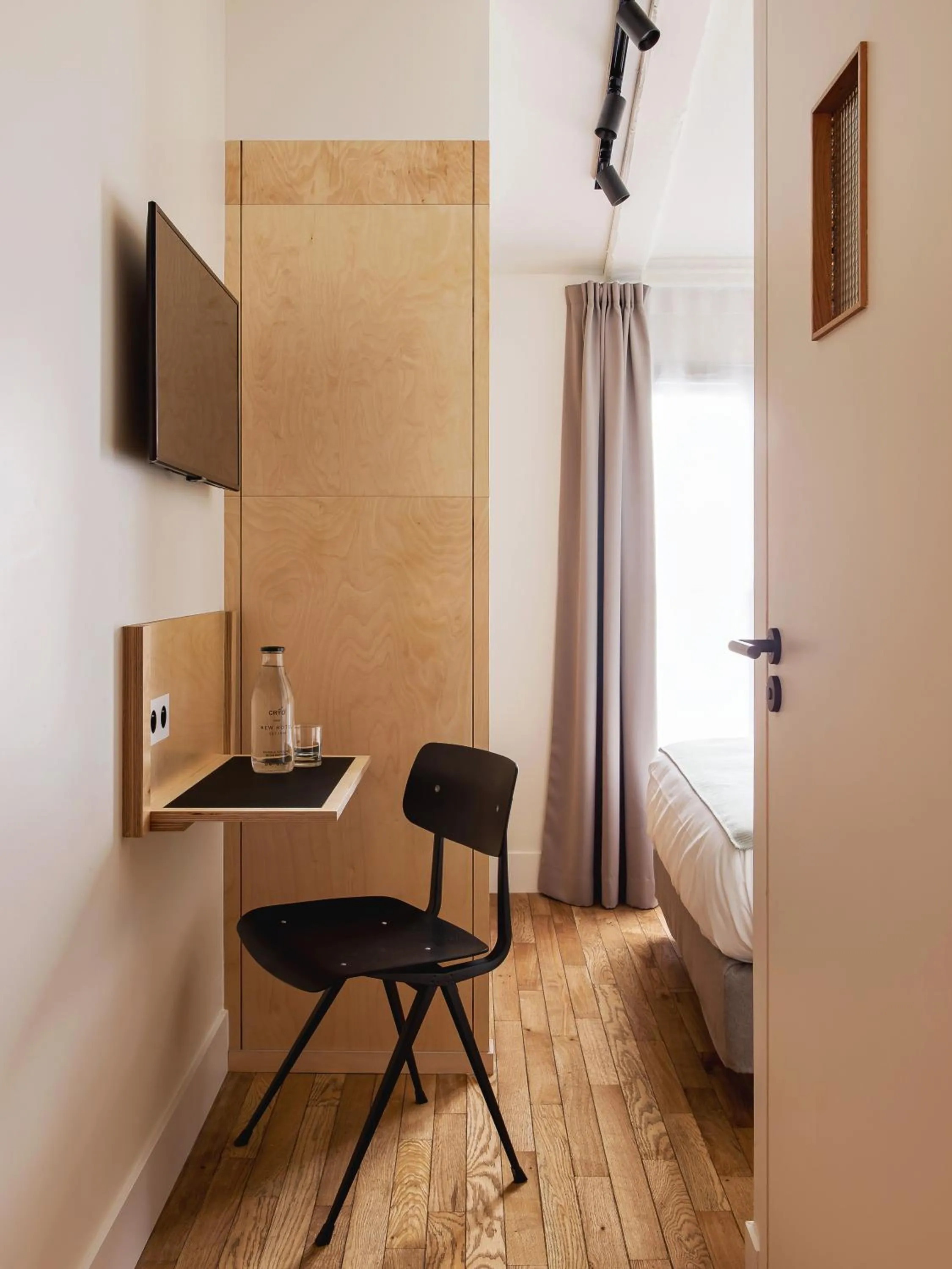 TV and multimedia, Bed in New Hotel Opéra