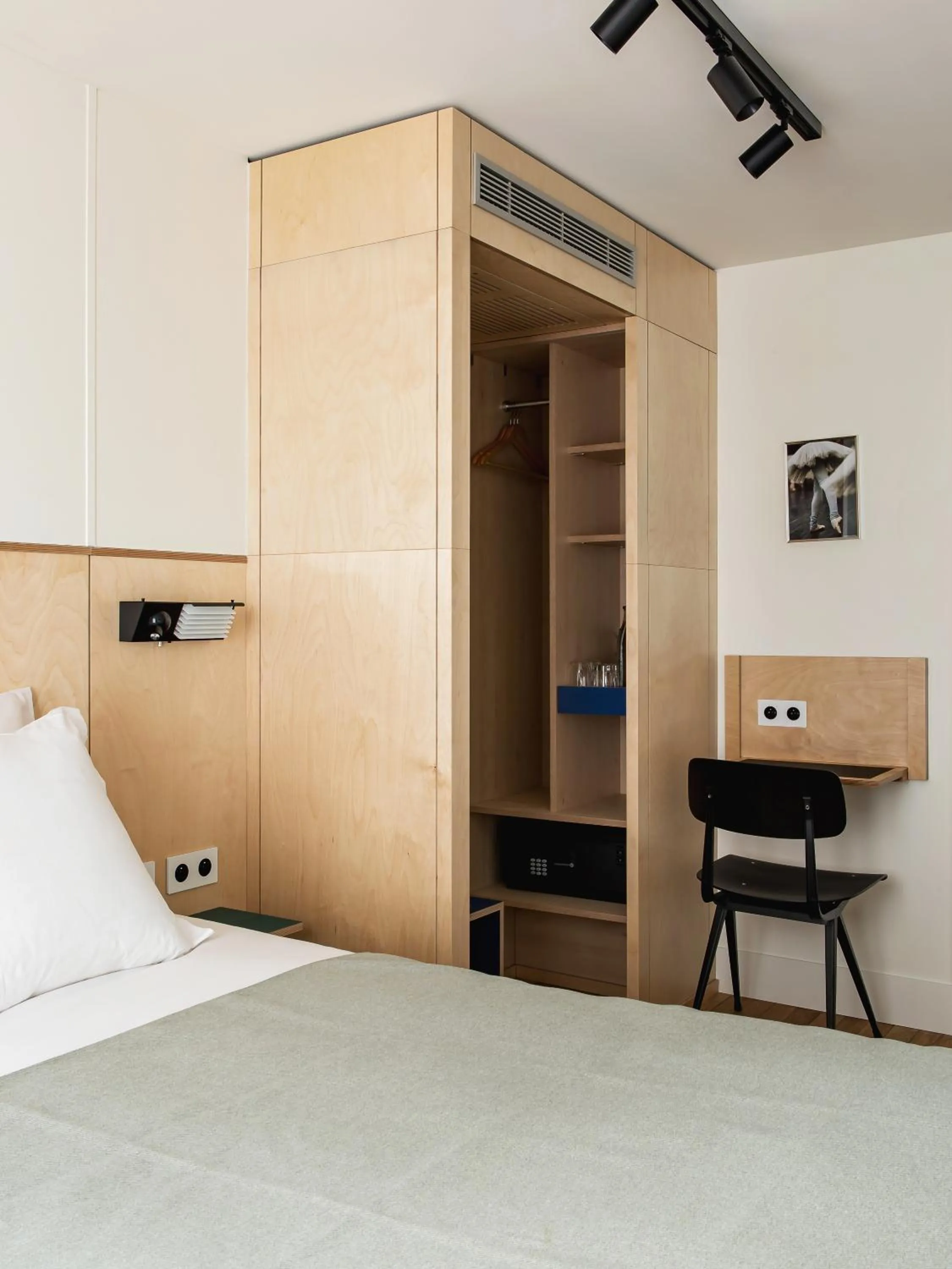 Photo of the whole room, Bed in New Hotel Opéra