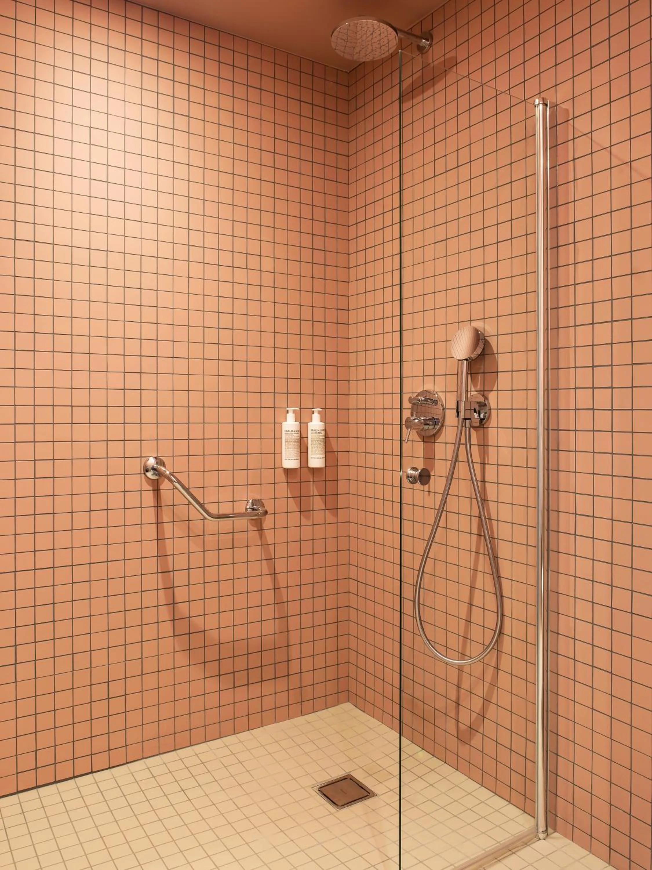 Shower in New Hotel Opéra