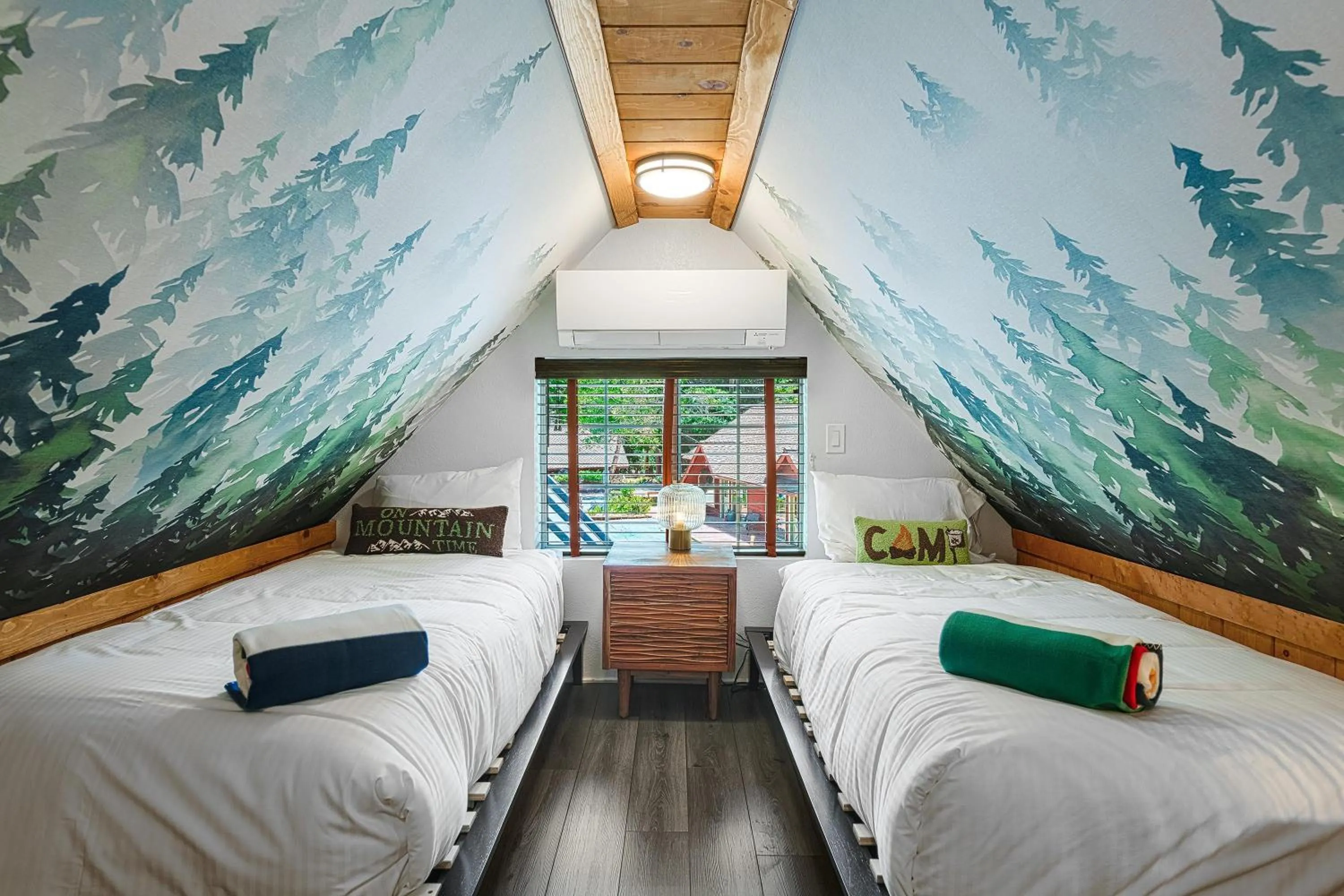 Bed in The Grand Idyllwild Lodge