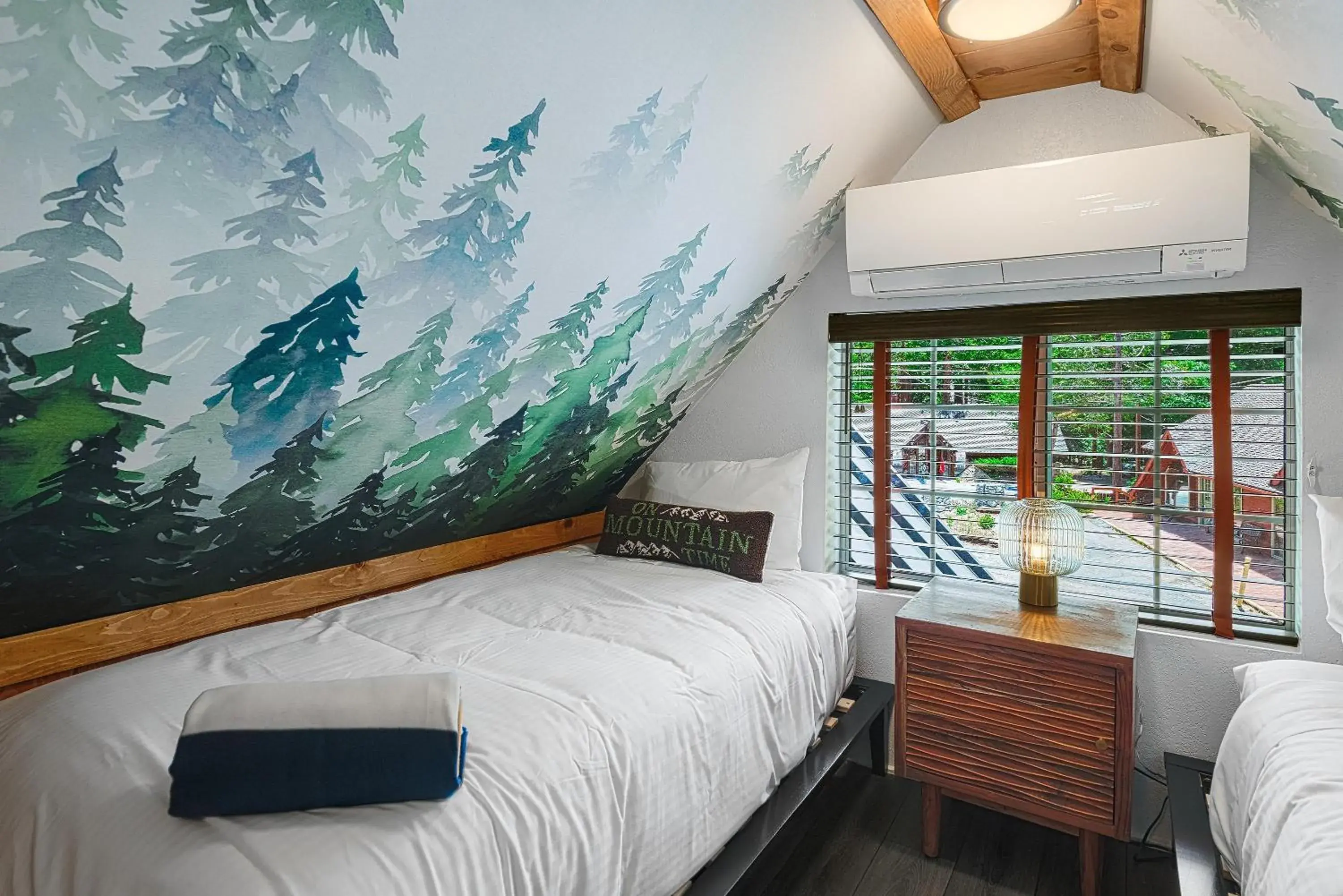 Bed in The Grand Idyllwild Lodge Bed in The Grand Idyllwild Lodge