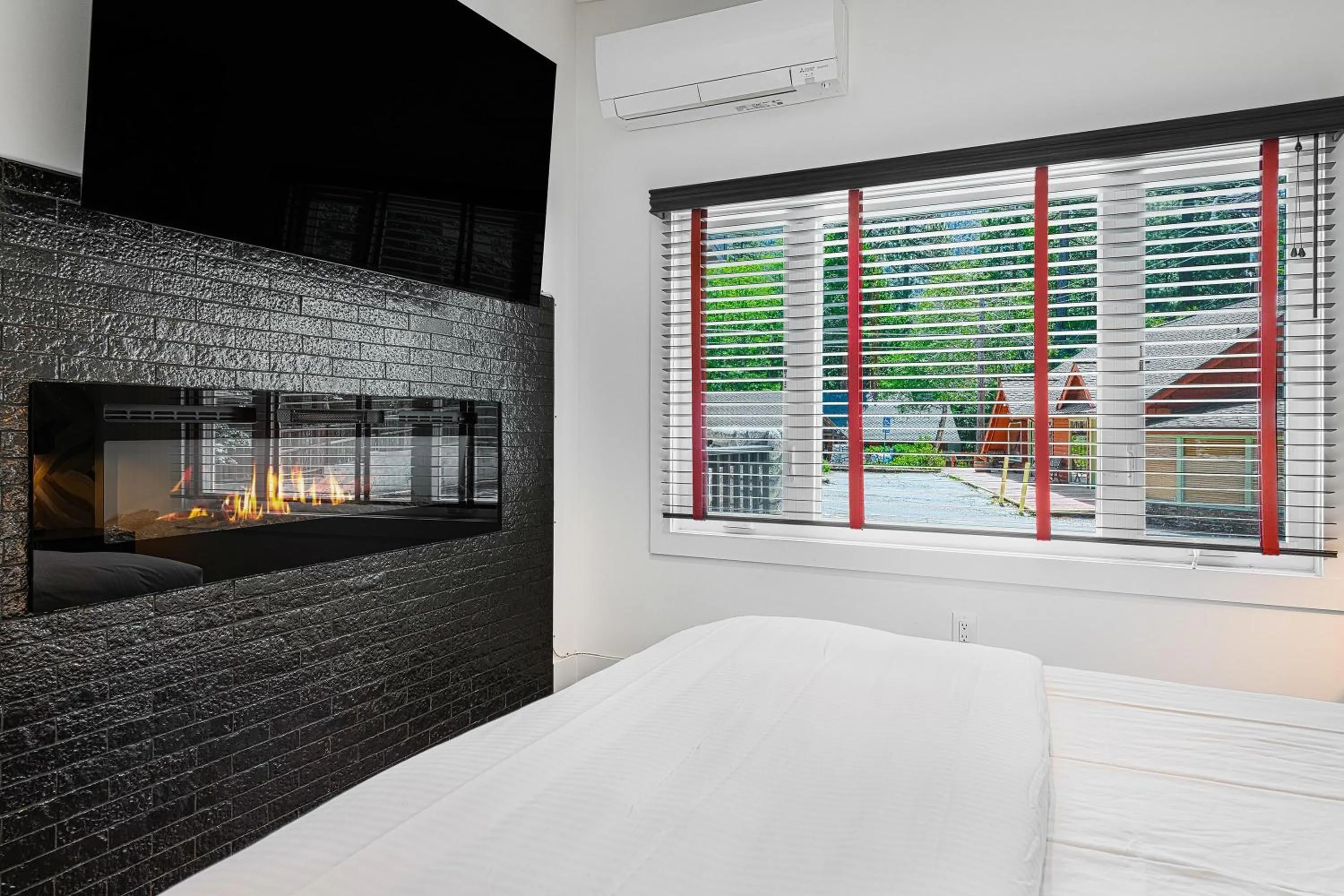 Bed in The Grand Idyllwild Lodge