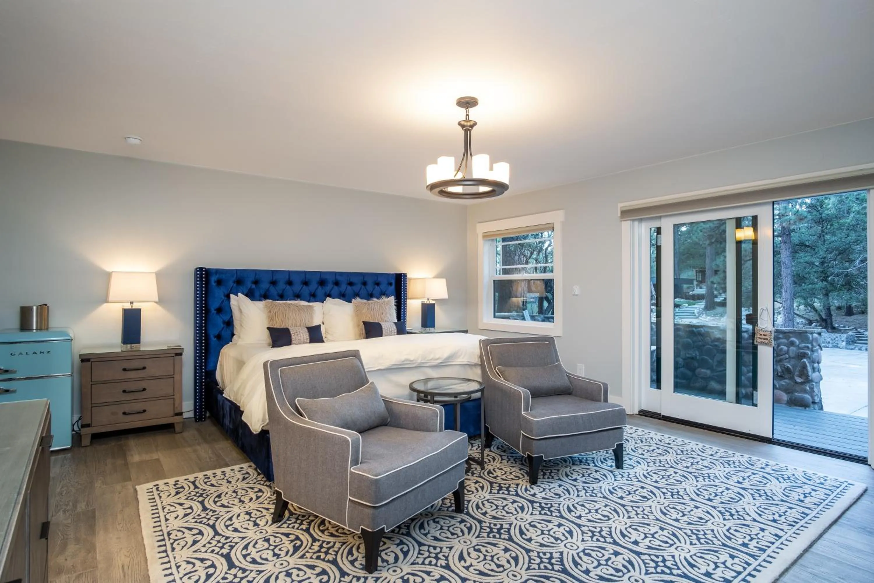 Bed in The Grand Idyllwild Lodge