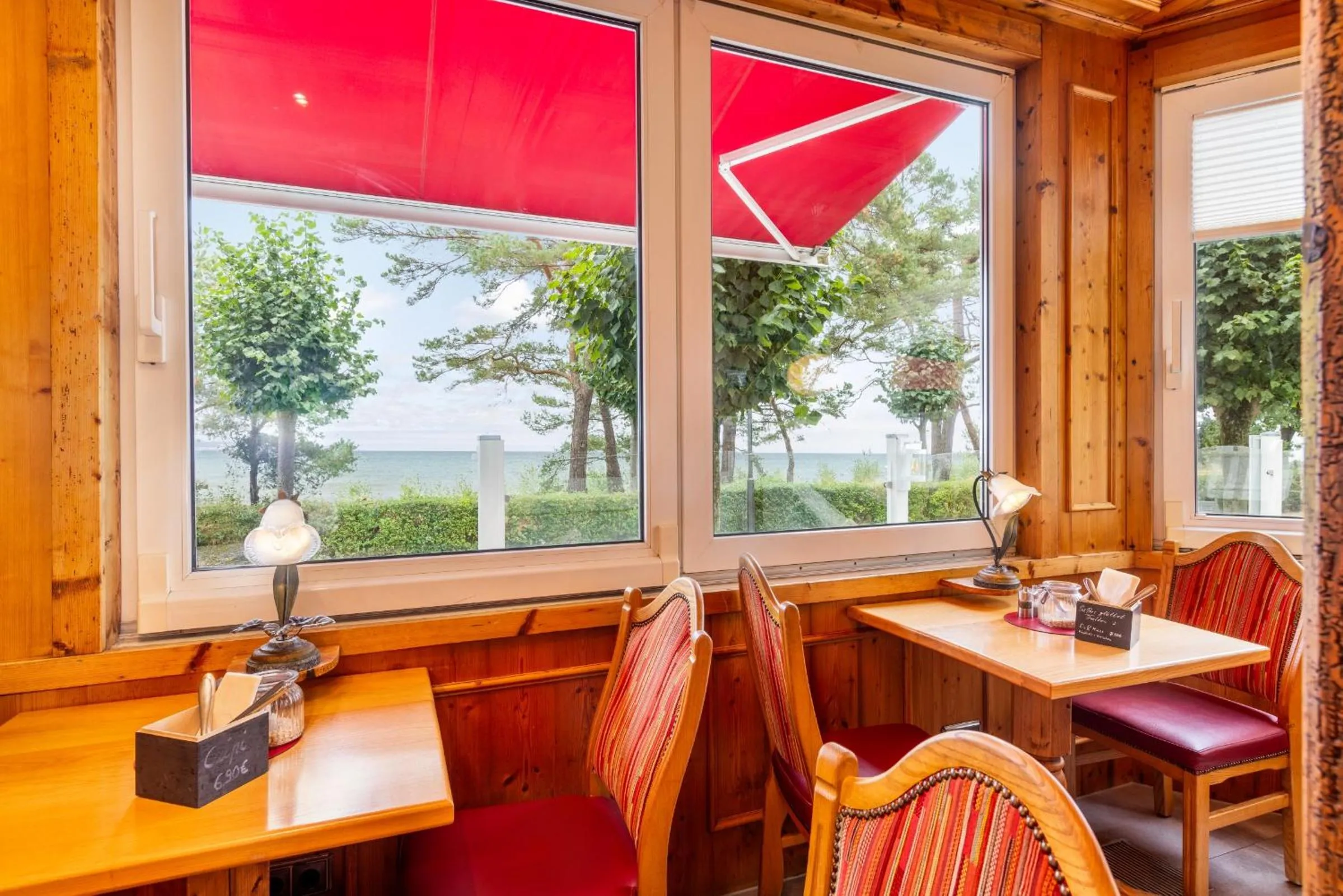 Restaurant/places to eat in Strandhotel zur Promenade