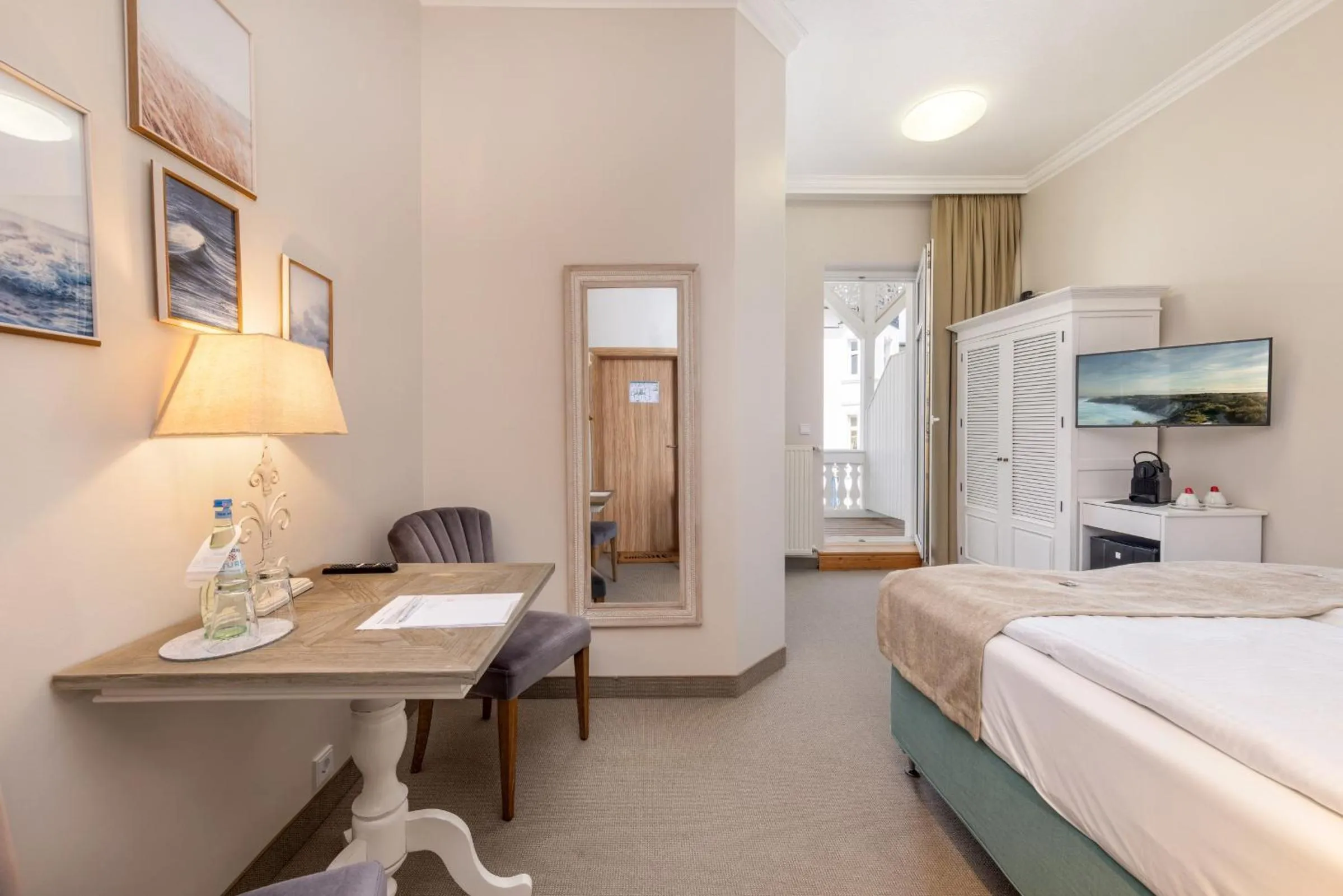 Photo of the whole room, Bed in Strandhotel zur Promenade