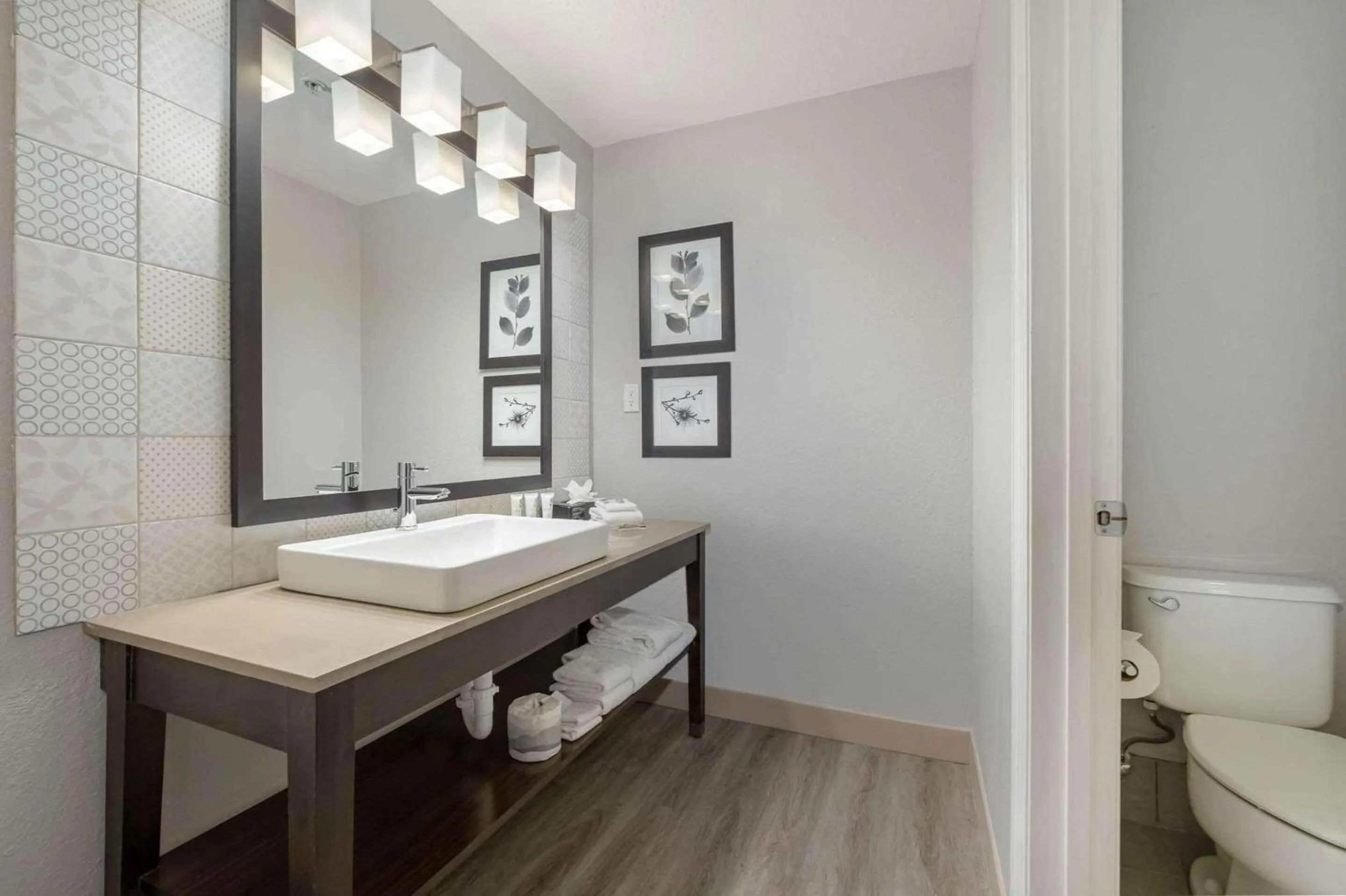 Bedroom in Country Inn & Suites by Radisson, Port Canaveral, FL