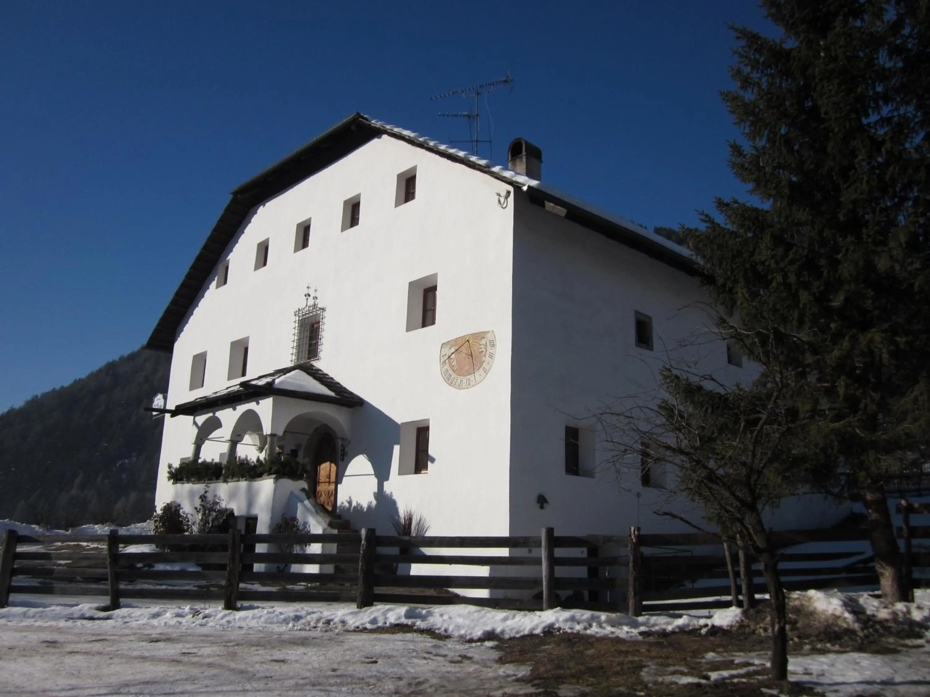 Facade/entrance in Ansitz Goller