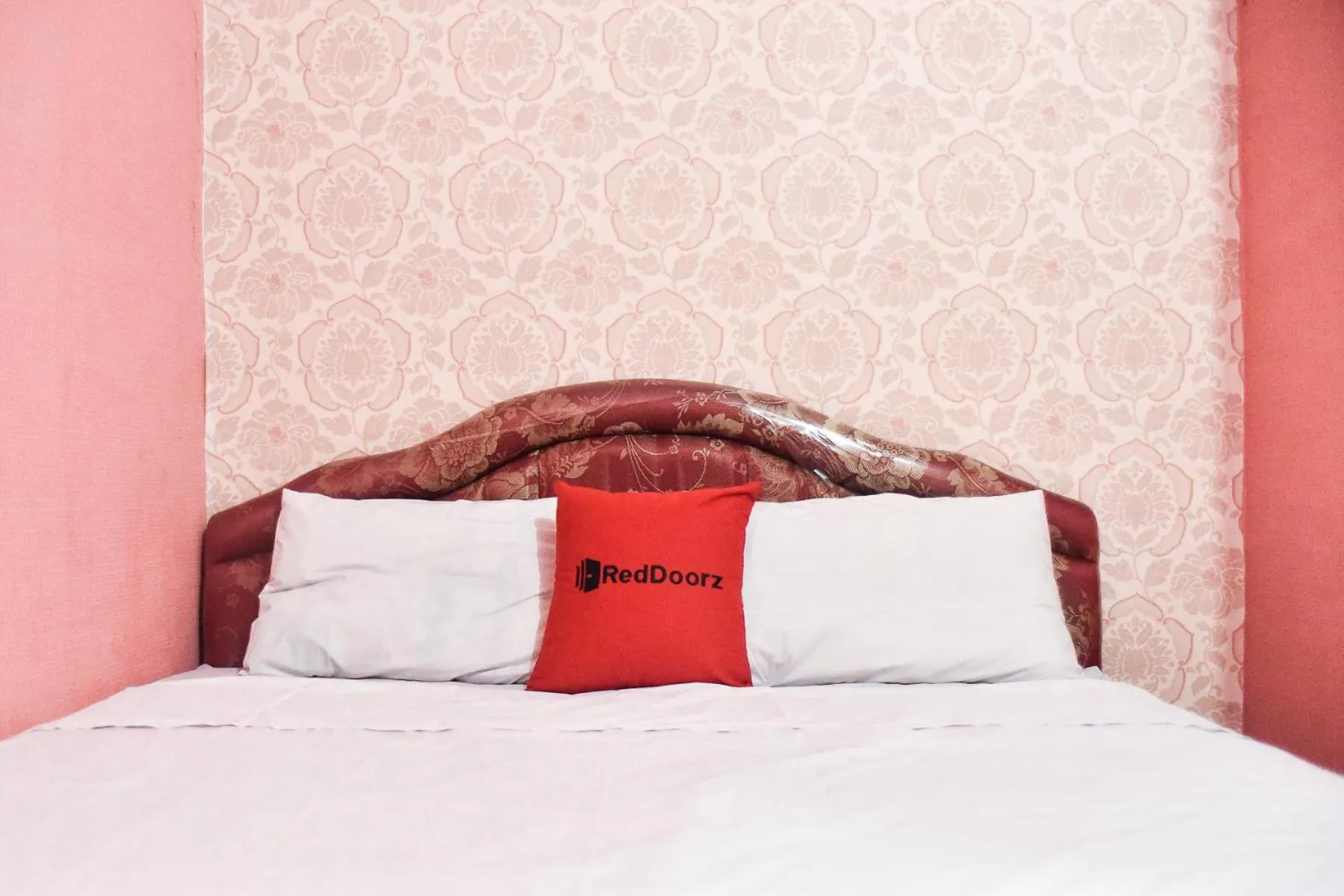 Bedroom, Bed in RedDoorz at Pettarani Square Makassar