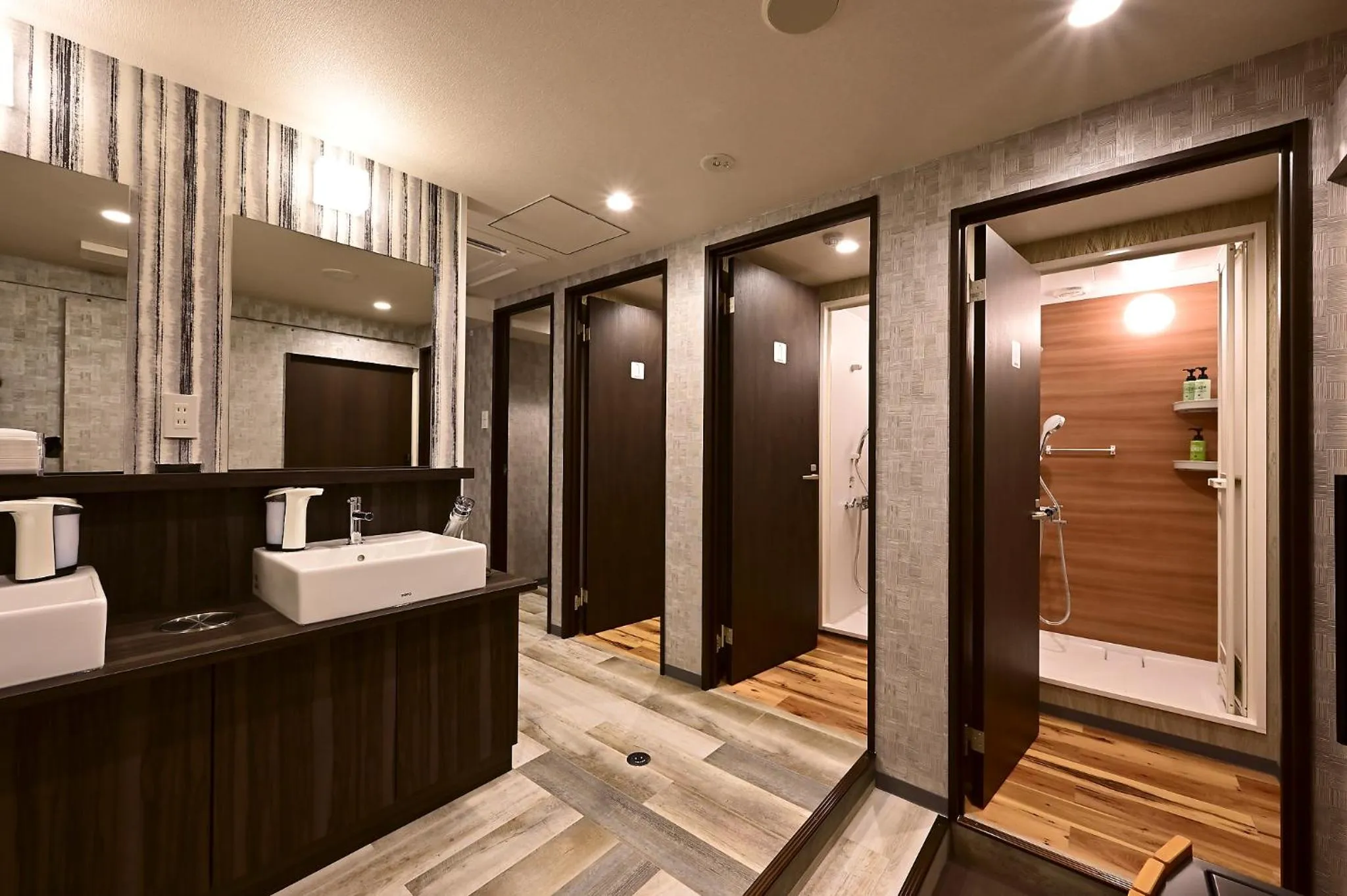 Shower in Hotel Tomariya Ueno