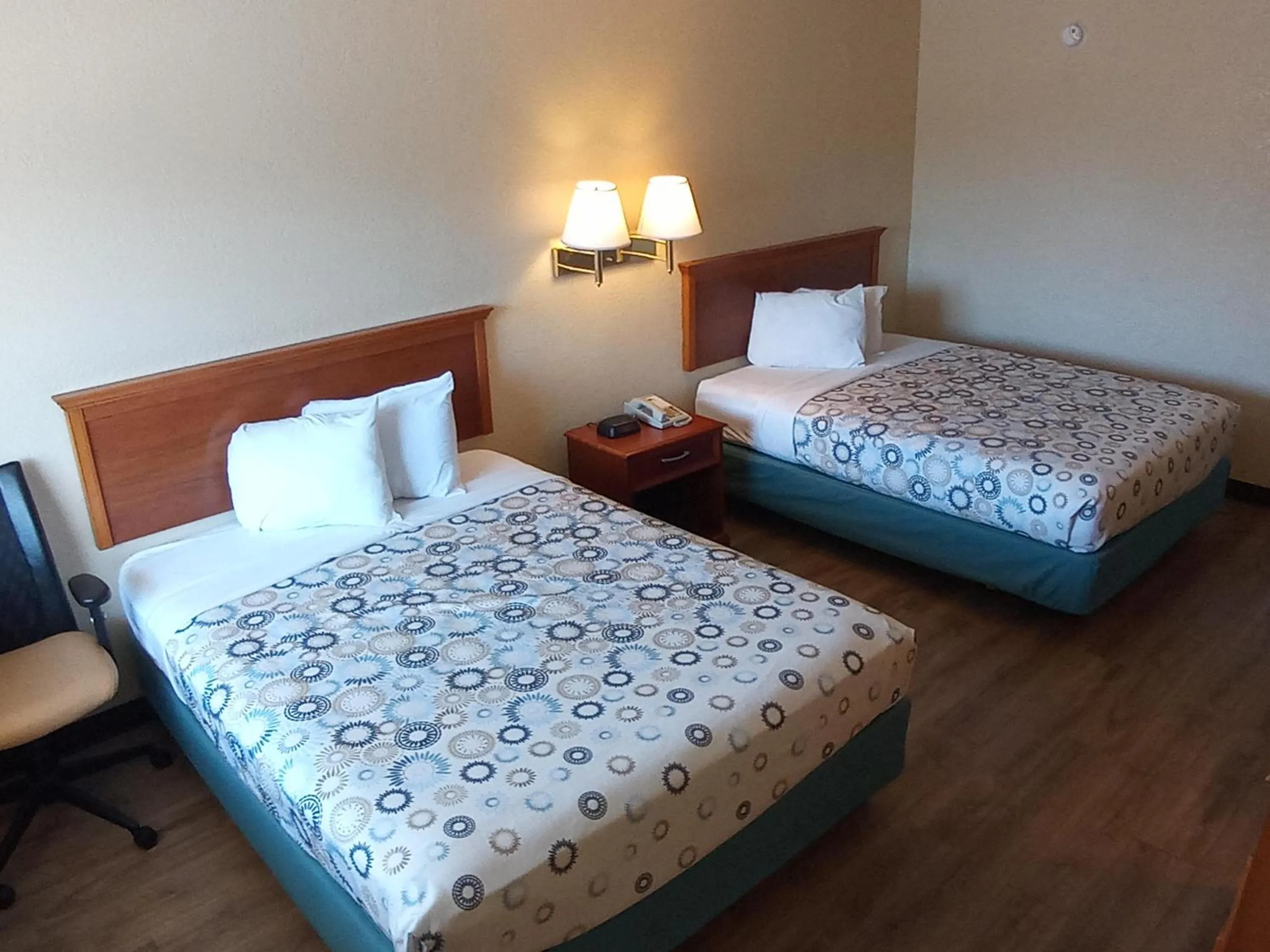 Bedroom, Bed in Hole Inn the Wall Hotel - Fort Walton Beach - Sunset Plaza - nearby Beaches & Hurlburt