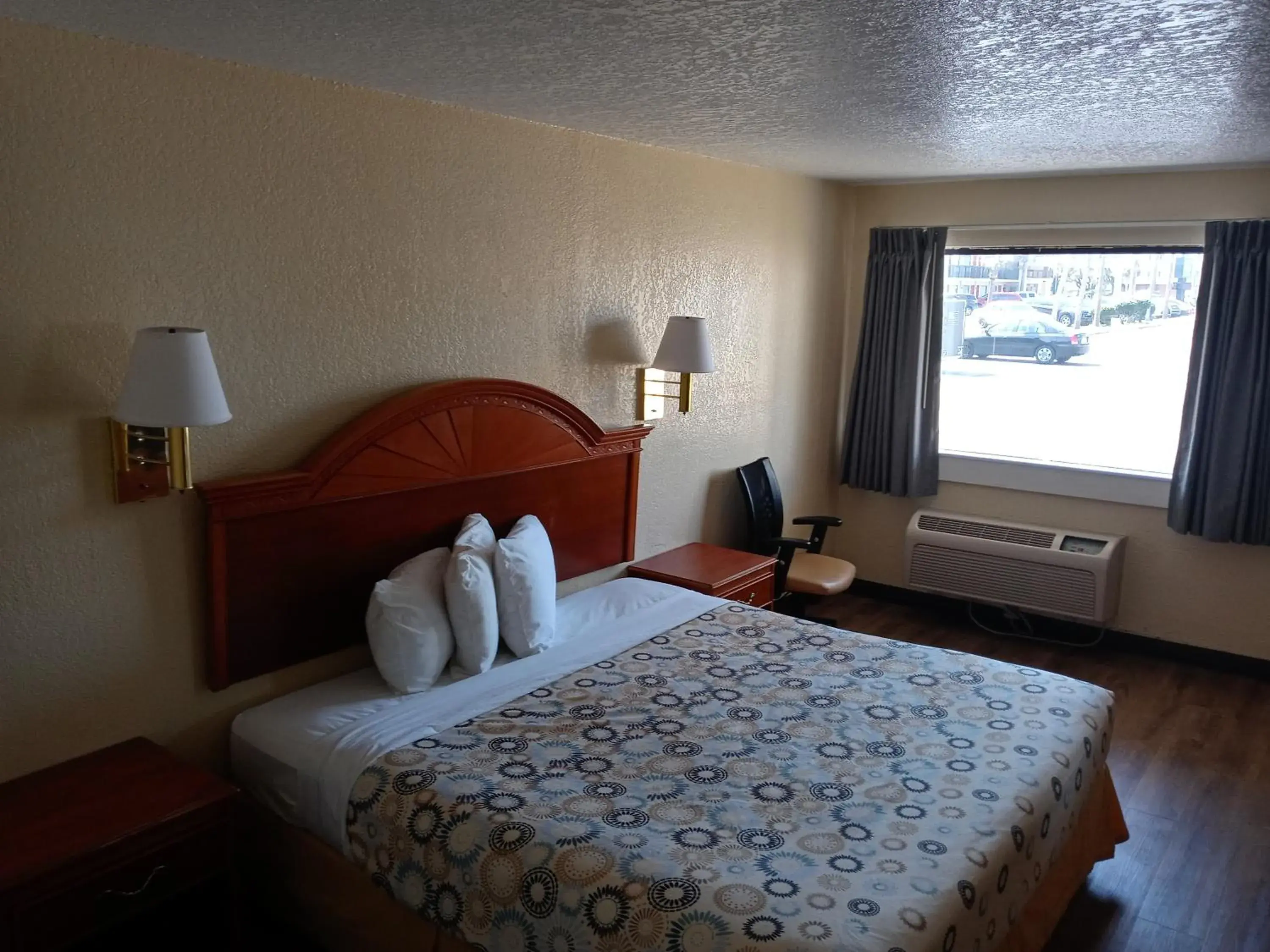 Bedroom, Bed in Hole Inn the Wall Hotel - Fort Walton Beach - Sunset Plaza - nearby Beaches & Hurlburt Bedroom, Bed in Hole Inn the Wall Hotel - Fort Walton Beach - Sunset Plaza - nearby Beaches & Hurlburt