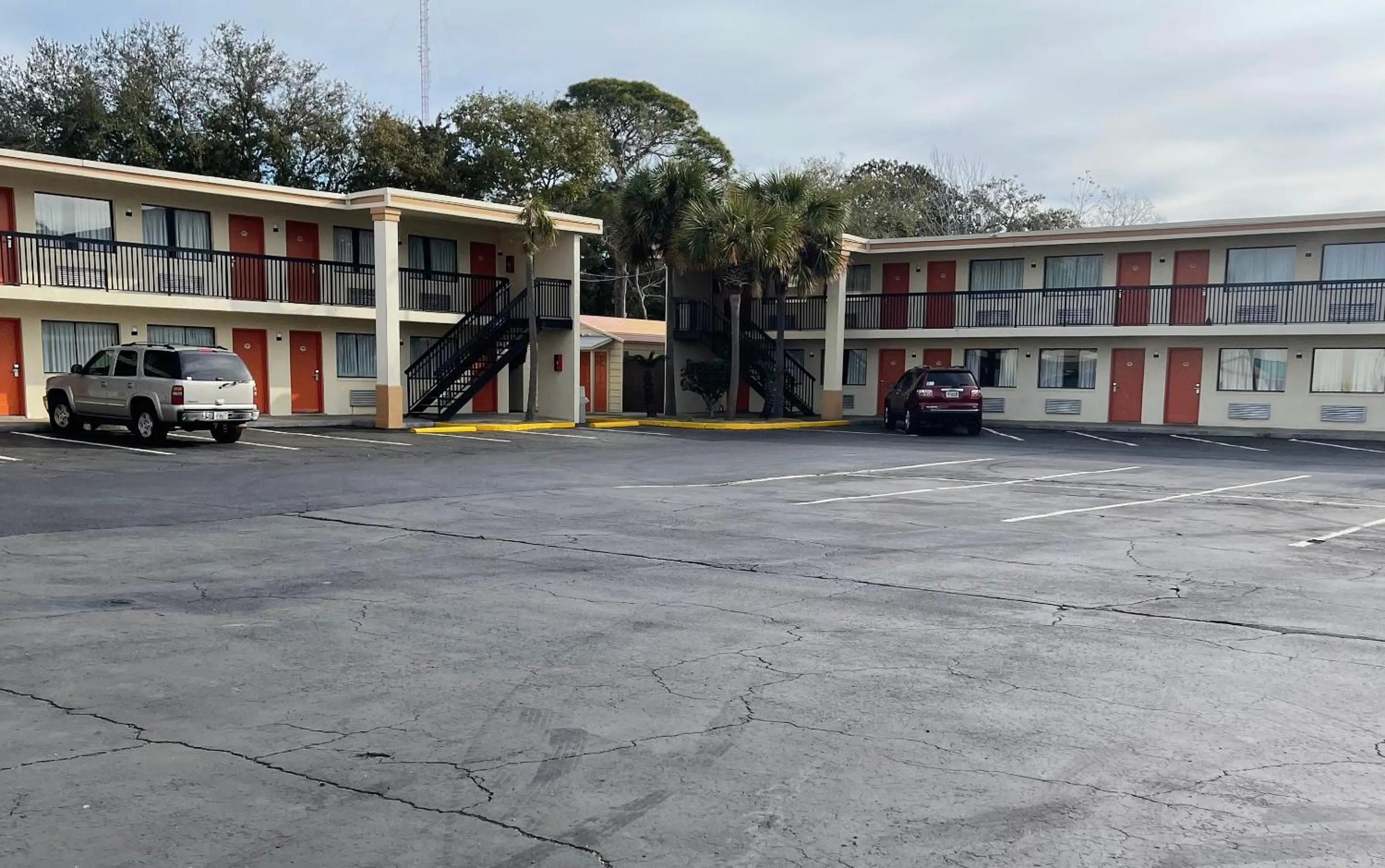 Property building in Hole Inn the Wall Hotel - Fort Walton Beach - Sunset Plaza - nearby Beaches & Hurlburt