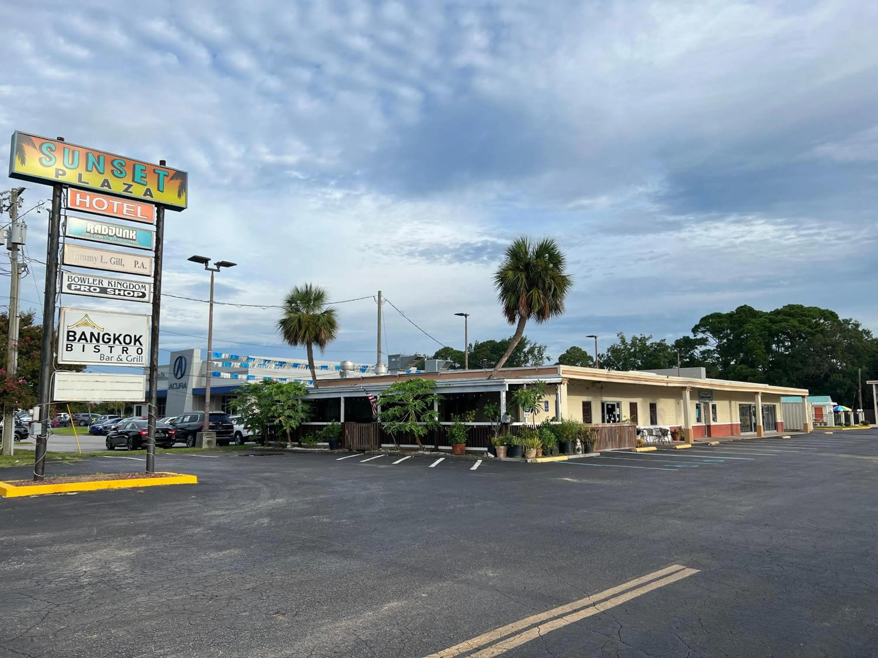 Property building in Hole Inn the Wall Hotel - Fort Walton Beach - Sunset Plaza - nearby Beaches & Hurlburt