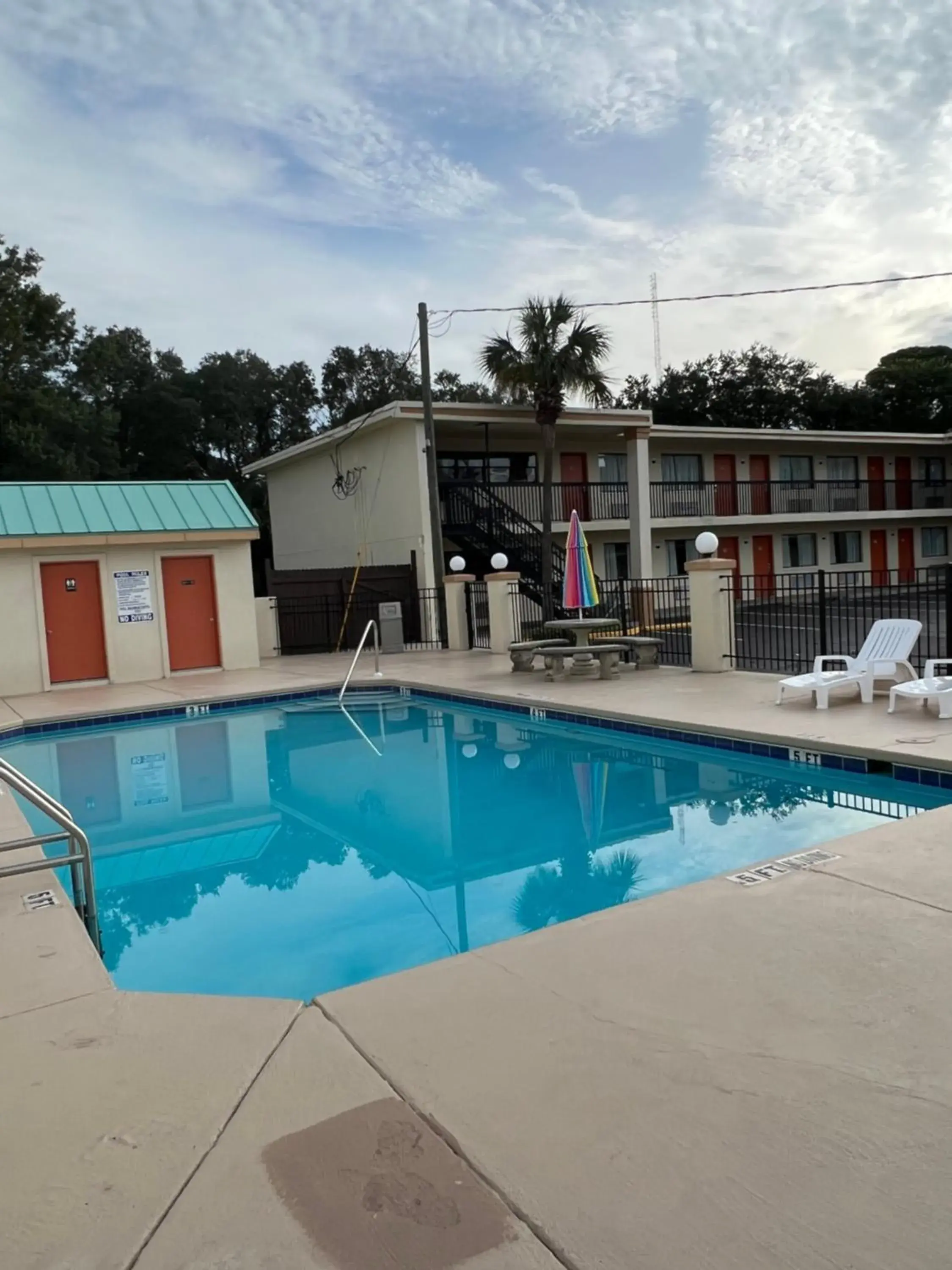 Swimming pool in Hole Inn the Wall Hotel - Fort Walton Beach - Sunset Plaza - nearby Beaches & Hurlburt Swimming pool in Hole Inn the Wall Hotel - Fort Walton Beach - Sunset Plaza - nearby Beaches & Hurlburt