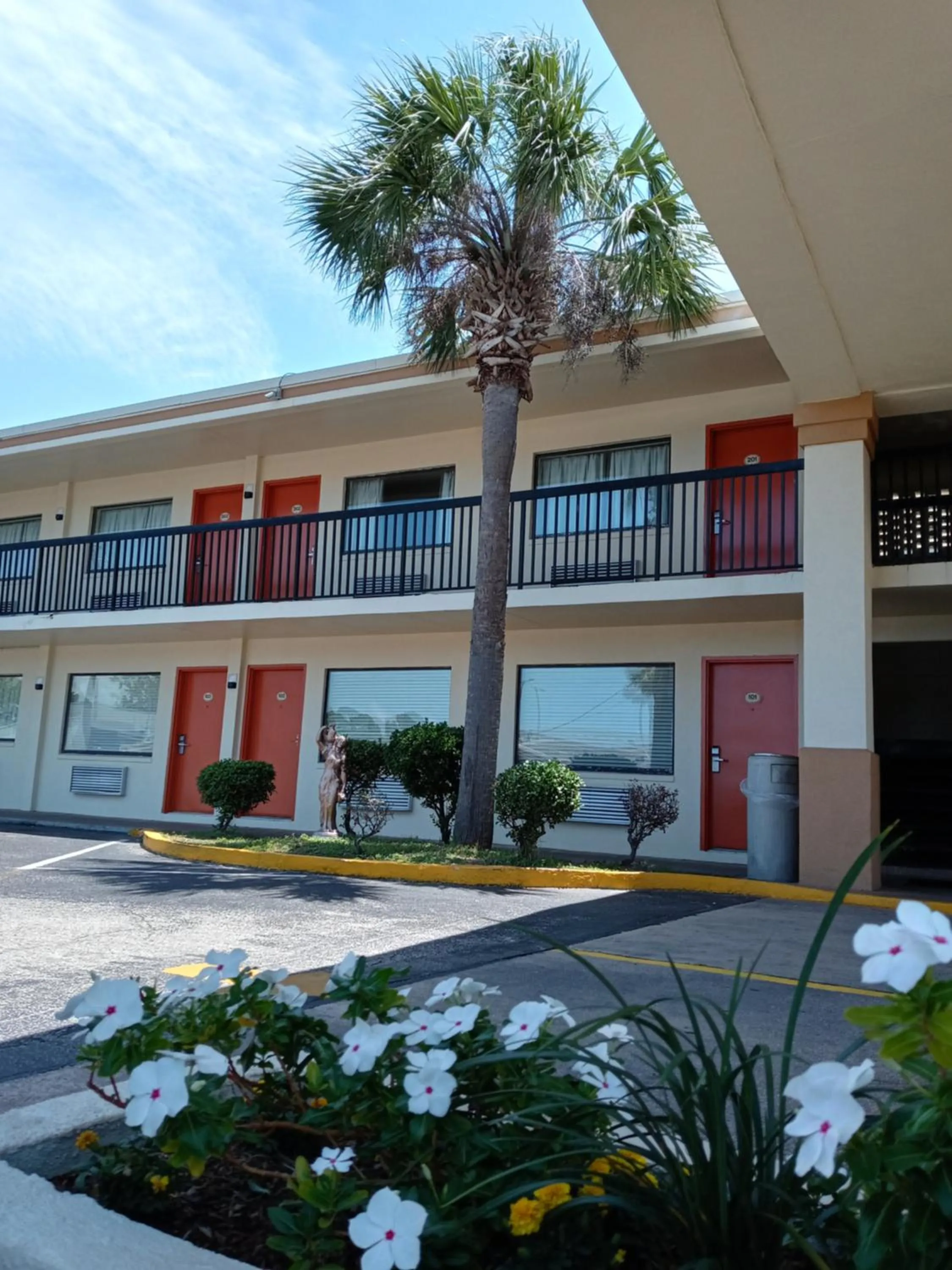 Property building in Hole Inn the Wall Hotel - Fort Walton Beach - Sunset Plaza - nearby Beaches & Hurlburt