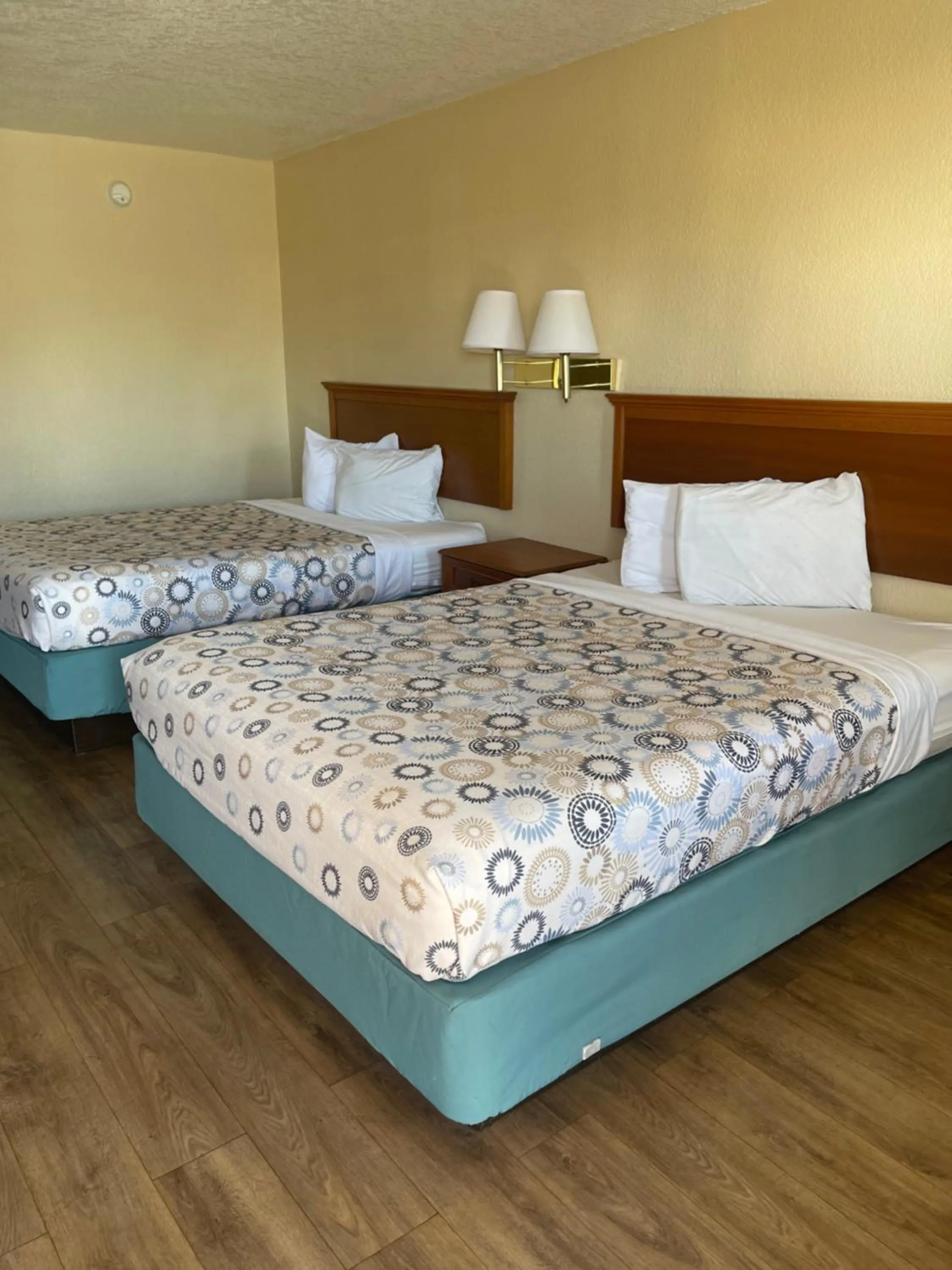 Bed in Hole Inn the Wall Hotel - Fort Walton Beach - Sunset Plaza - nearby Beaches & Hurlburt