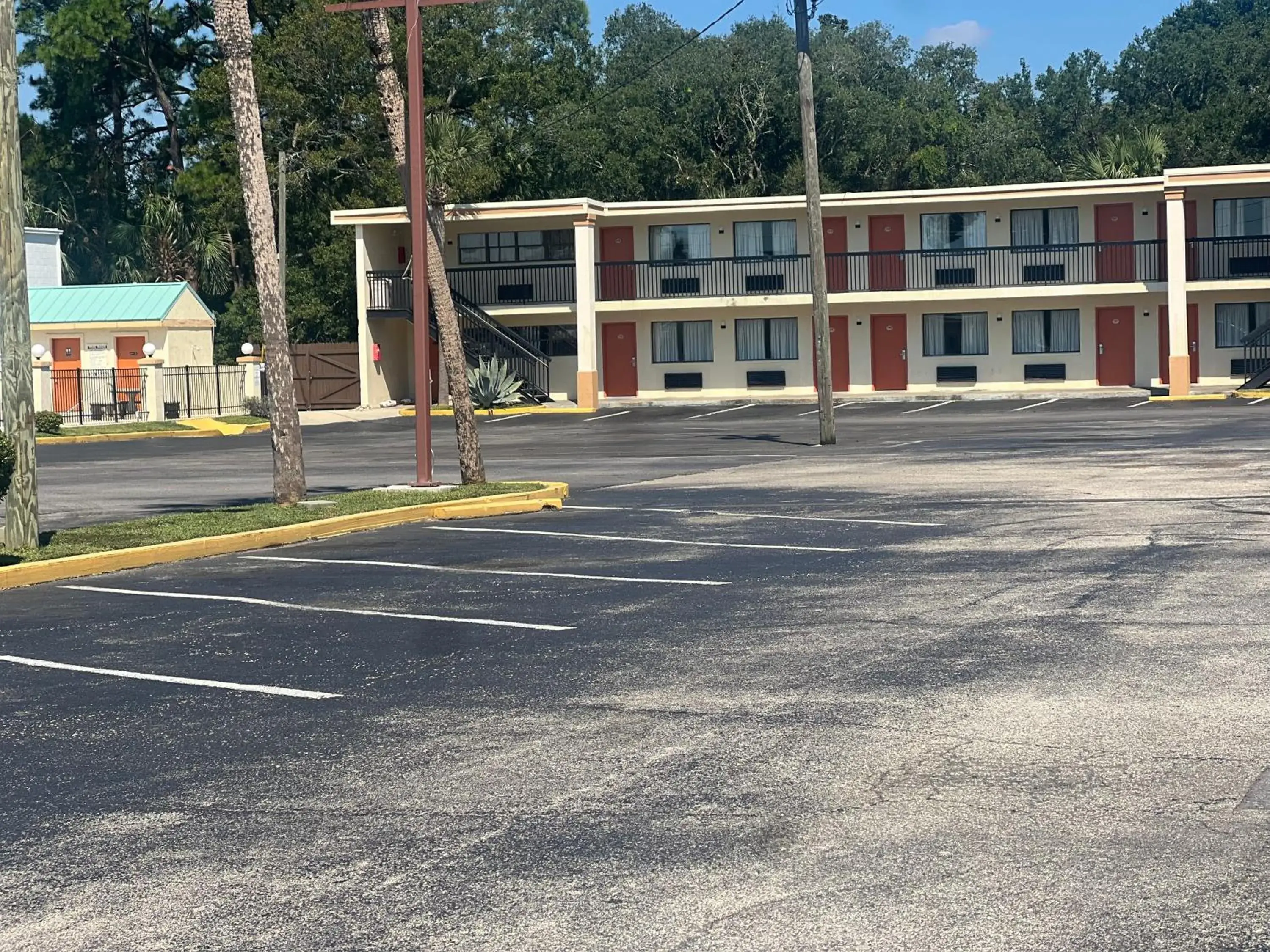 Property building in Hole Inn the Wall Hotel - Fort Walton Beach - Sunset Plaza - nearby Beaches & Hurlburt Property building in Hole Inn the Wall Hotel - Fort Walton Beach - Sunset Plaza - nearby Beaches & Hurlburt