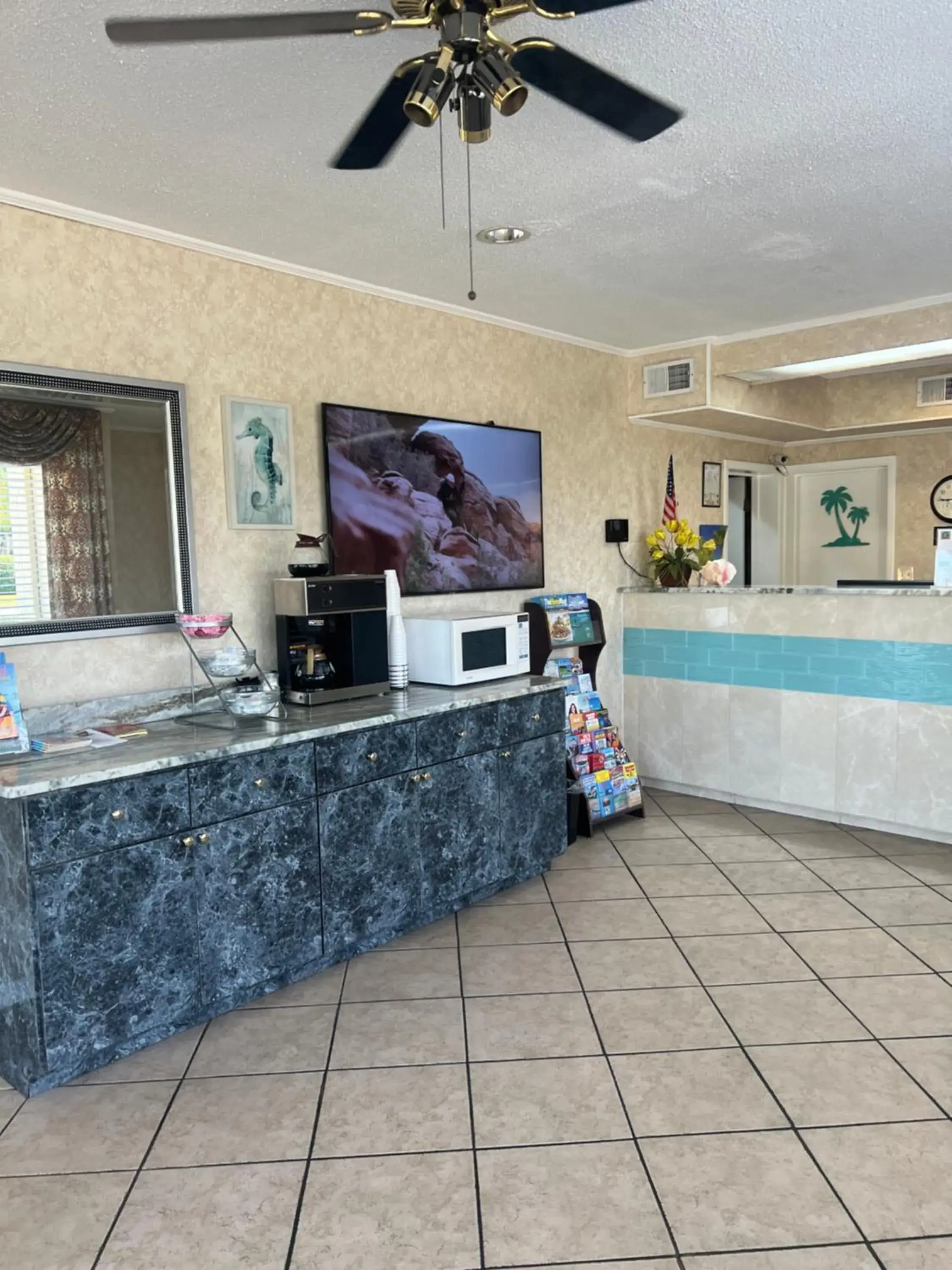 Property building in Hole Inn the Wall Hotel - Fort Walton Beach - Sunset Plaza - nearby Beaches & Hurlburt Property building in Hole Inn the Wall Hotel - Fort Walton Beach - Sunset Plaza - nearby Beaches & Hurlburt