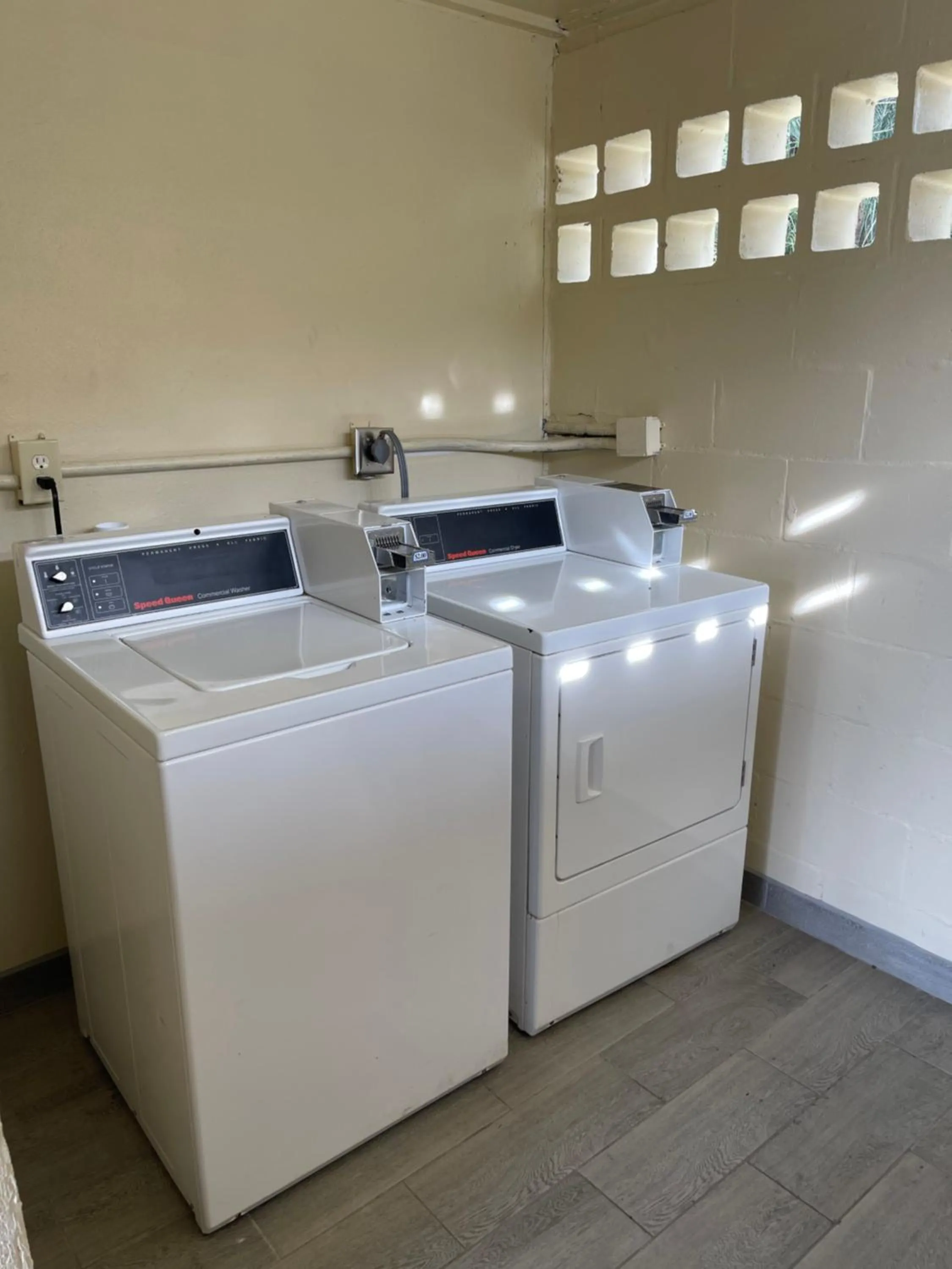 washing machine in Hole Inn the Wall Hotel - Fort Walton Beach - Sunset Plaza - nearby Beaches & Hurlburt