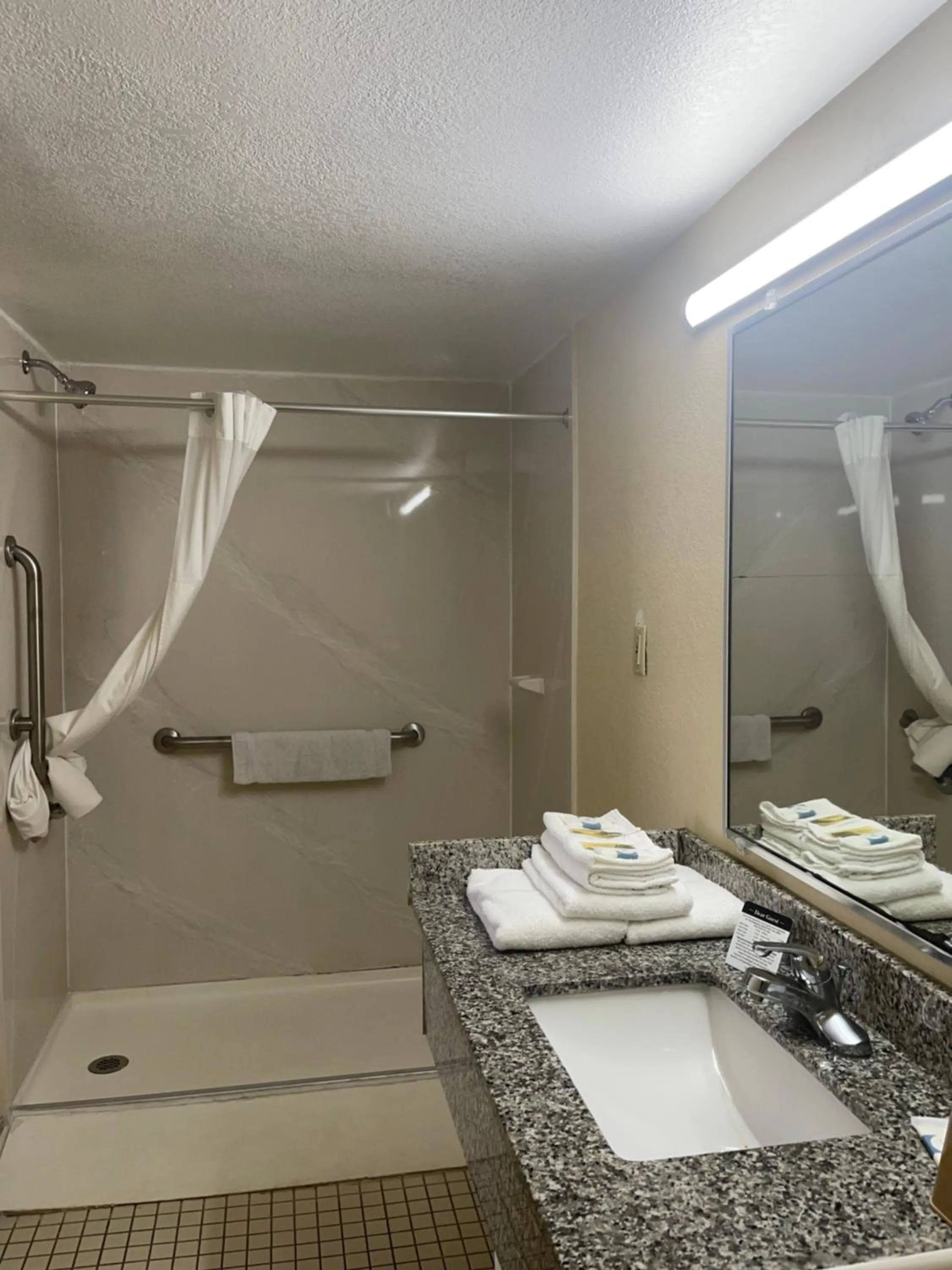 acessibility in Hole Inn the Wall Hotel - Fort Walton Beach - Sunset Plaza - nearby Beaches & Hurlburt