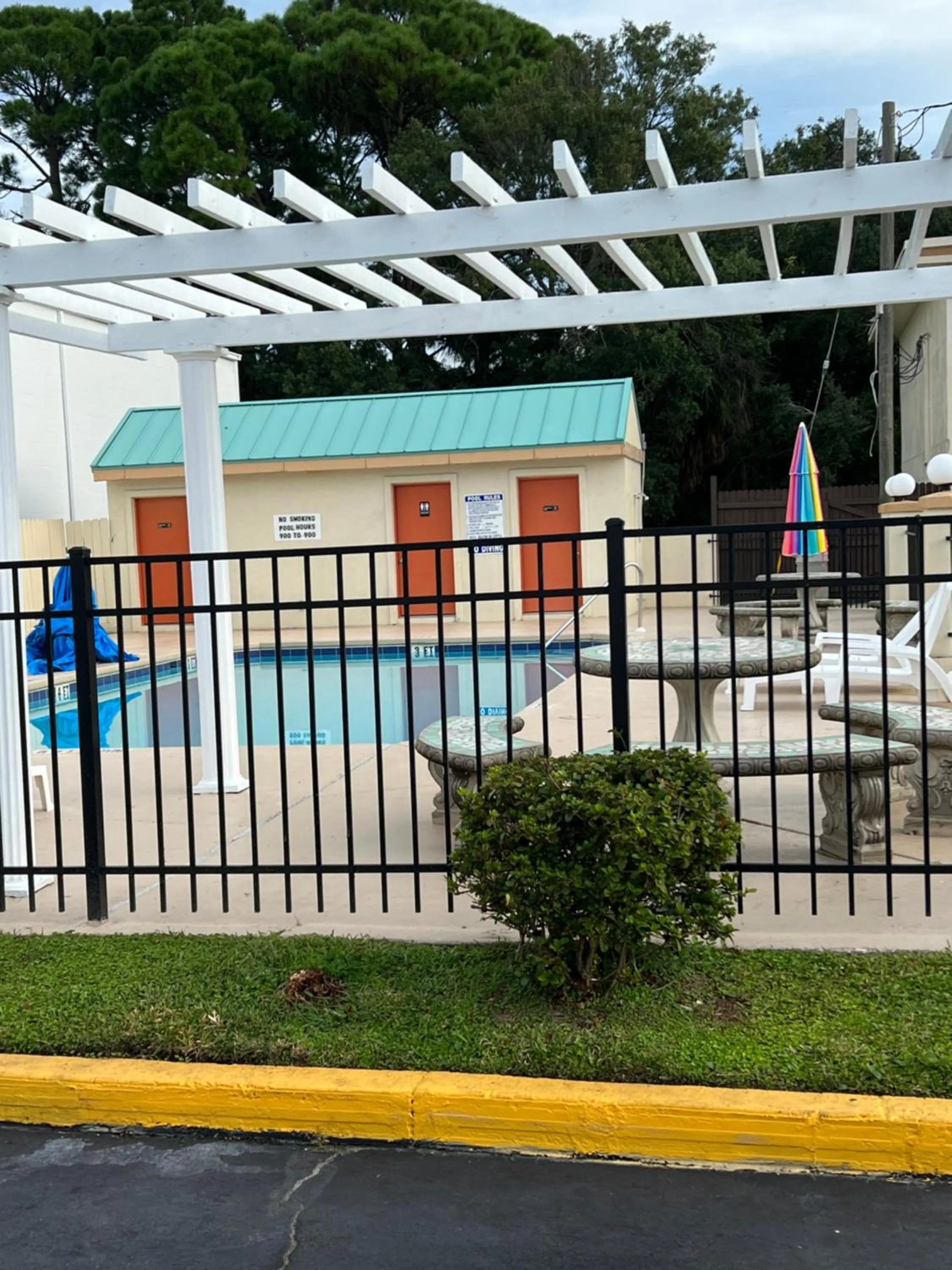 Swimming pool in Hole Inn the Wall Hotel - Fort Walton Beach - Sunset Plaza - nearby Beaches & Hurlburt