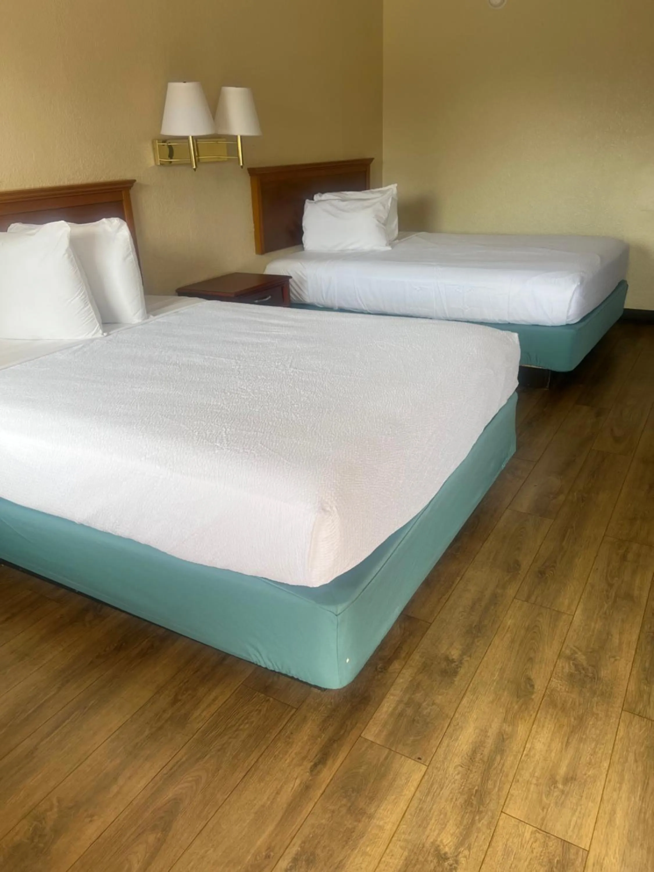 Bed in Hole Inn the Wall Hotel - Fort Walton Beach - Sunset Plaza - nearby Beaches & Hurlburt