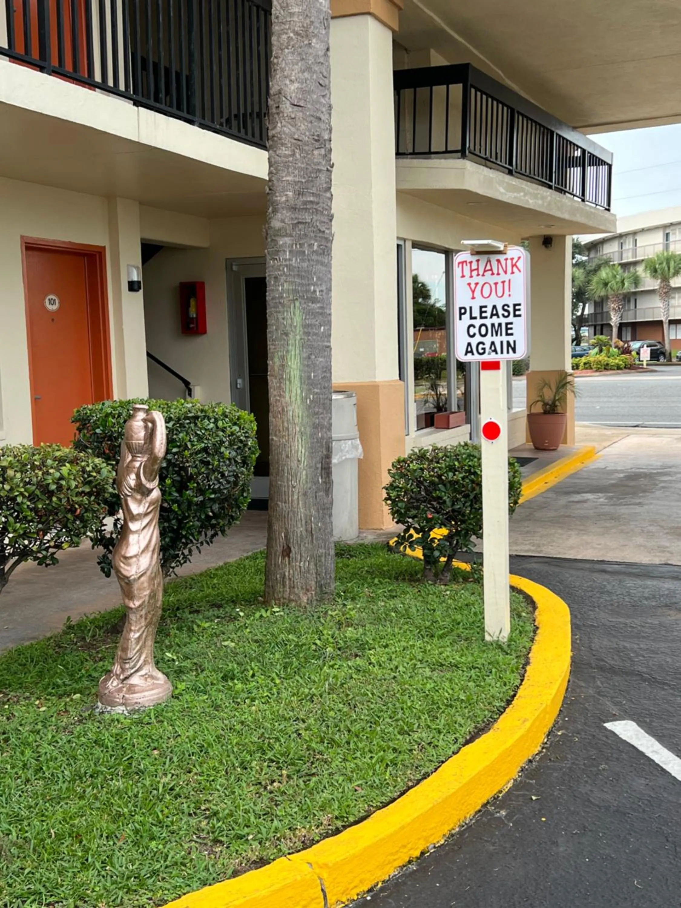 Property building in Hole Inn the Wall Hotel - Fort Walton Beach - Sunset Plaza - nearby Beaches & Hurlburt