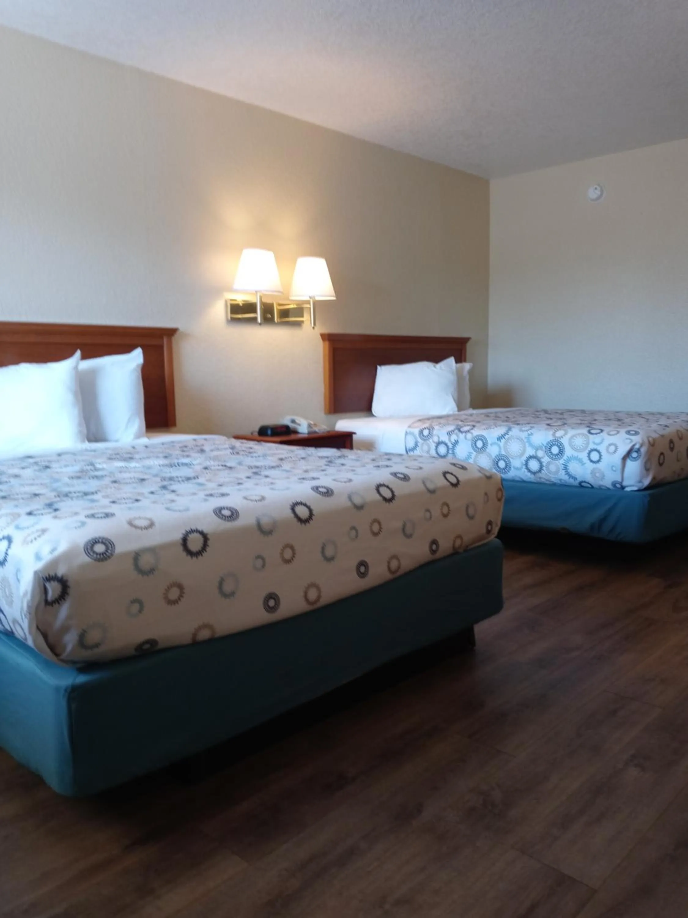 Bedroom, Bed in Hole Inn the Wall Hotel - Fort Walton Beach - Sunset Plaza - nearby Beaches & Hurlburt