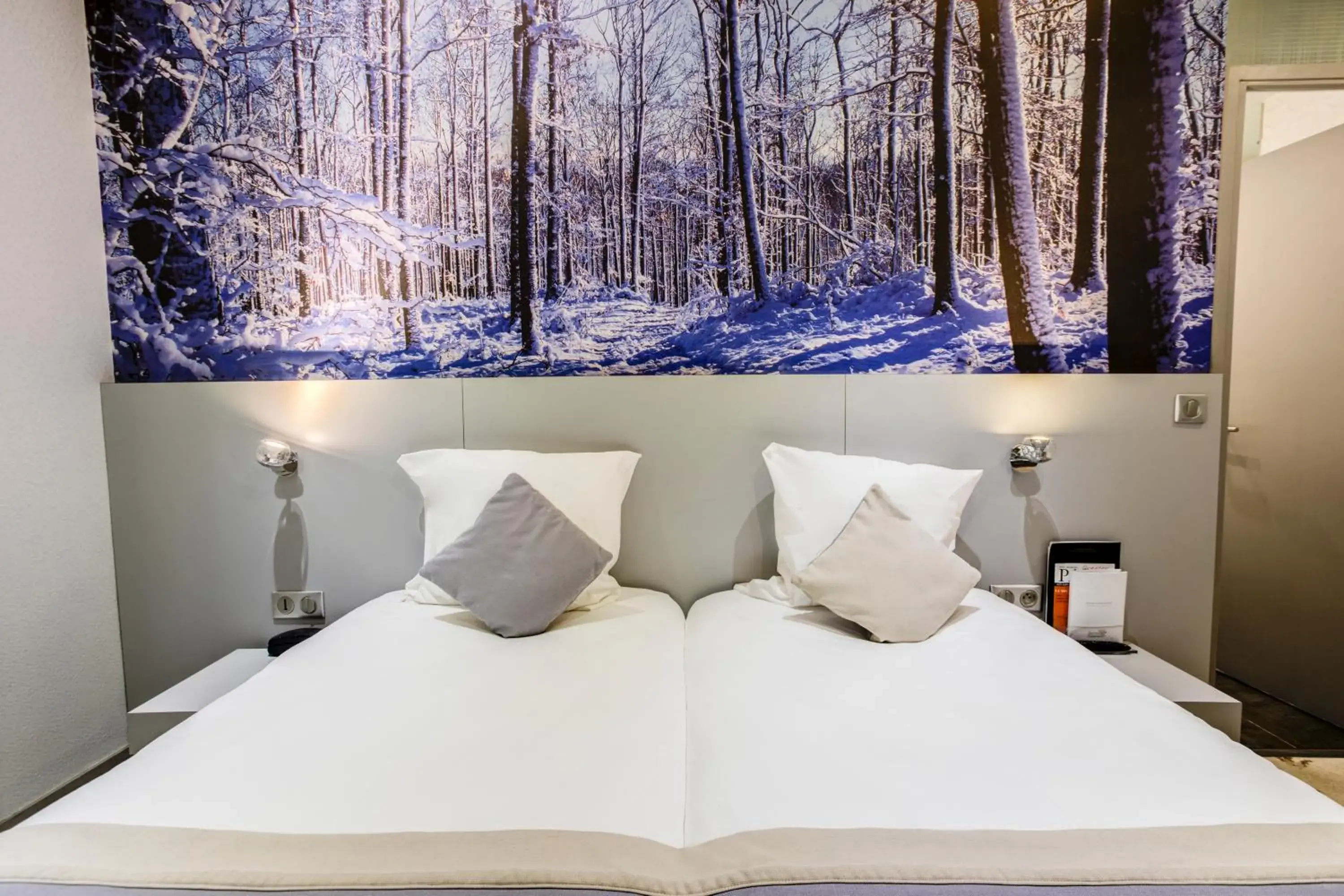 Bedroom, Bed in Jardins de Montmartre Bedroom, Bed in Jardins de Montmartre