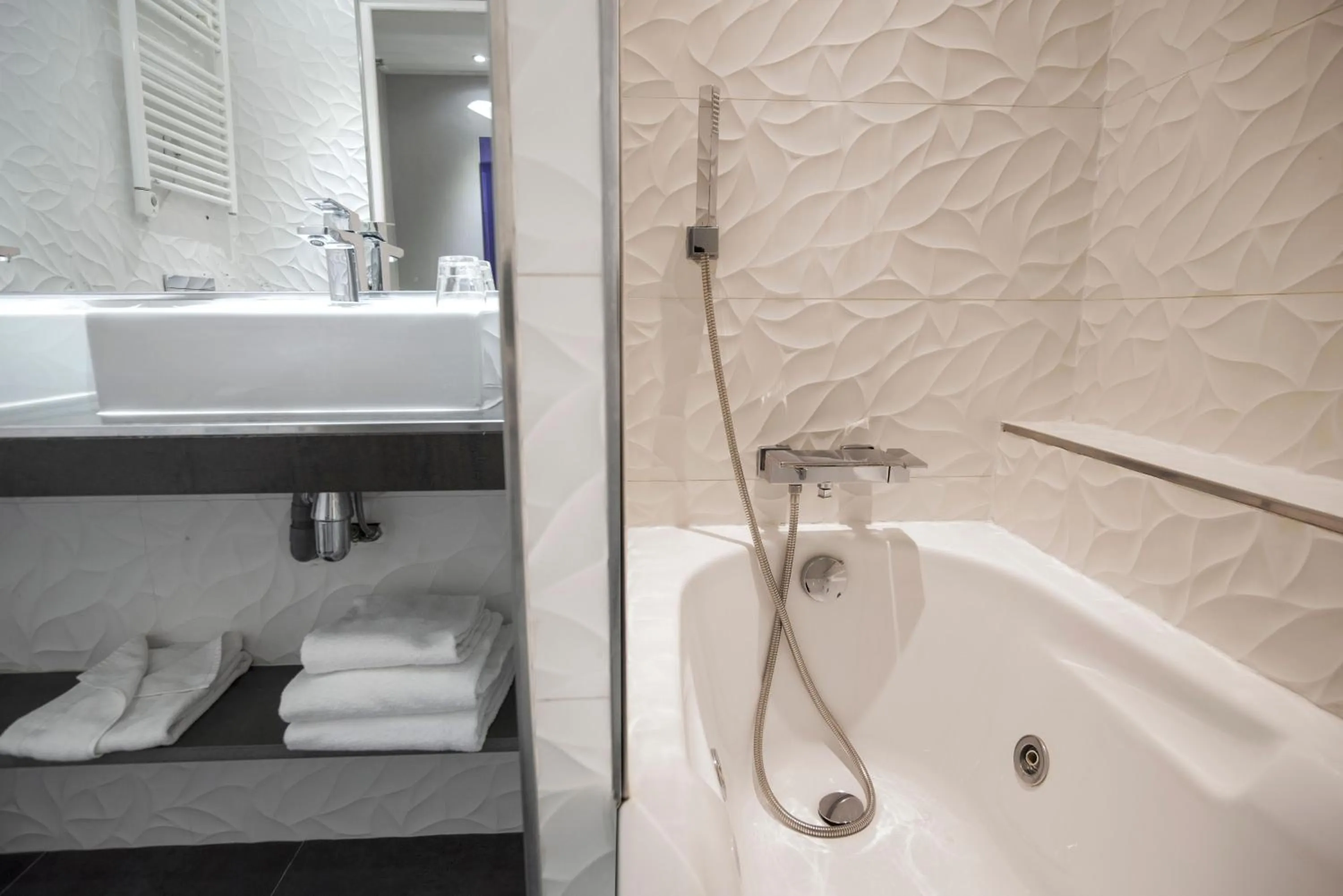 Bathroom in Jardins de Montmartre