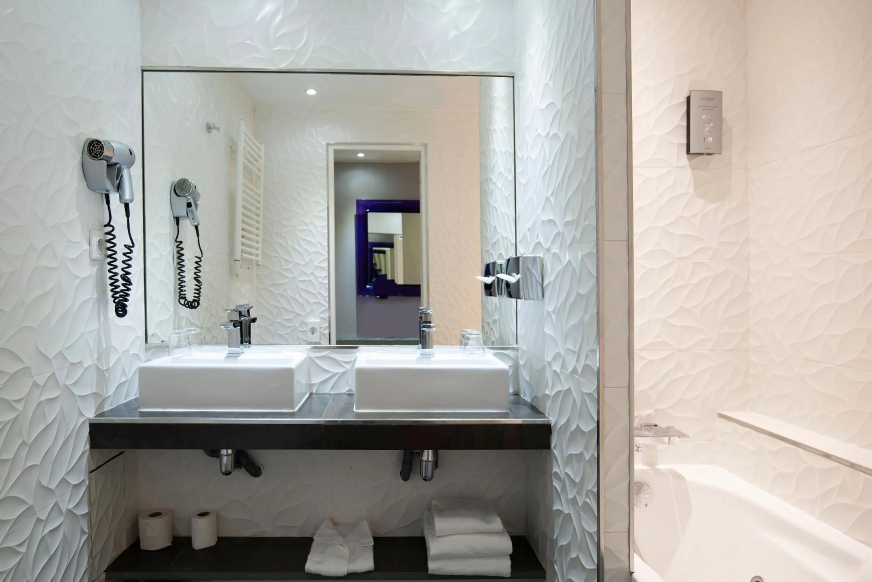 Bathroom in Jardins de Montmartre