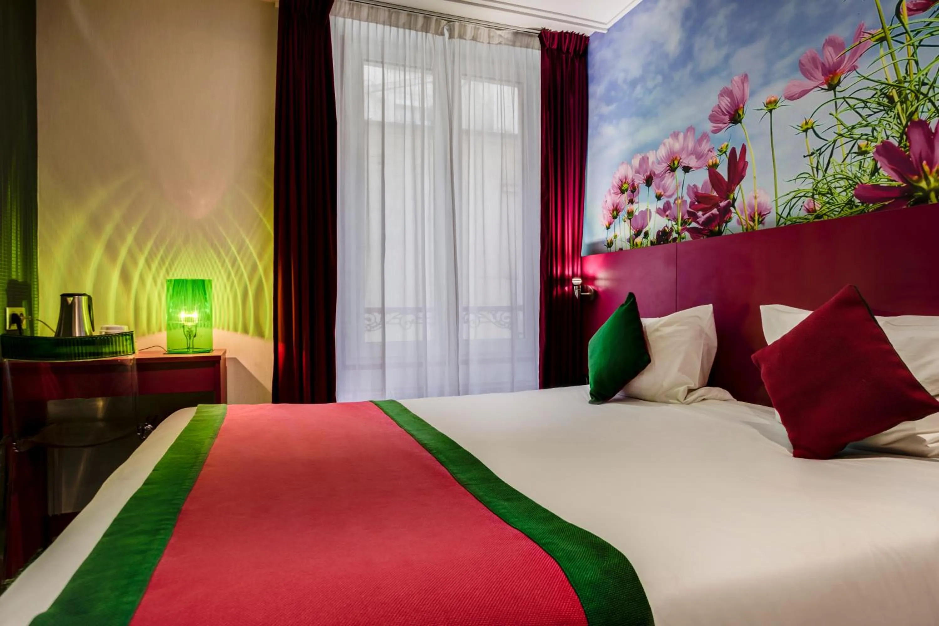 Photo of the whole room, Bed in Jardins de Montmartre