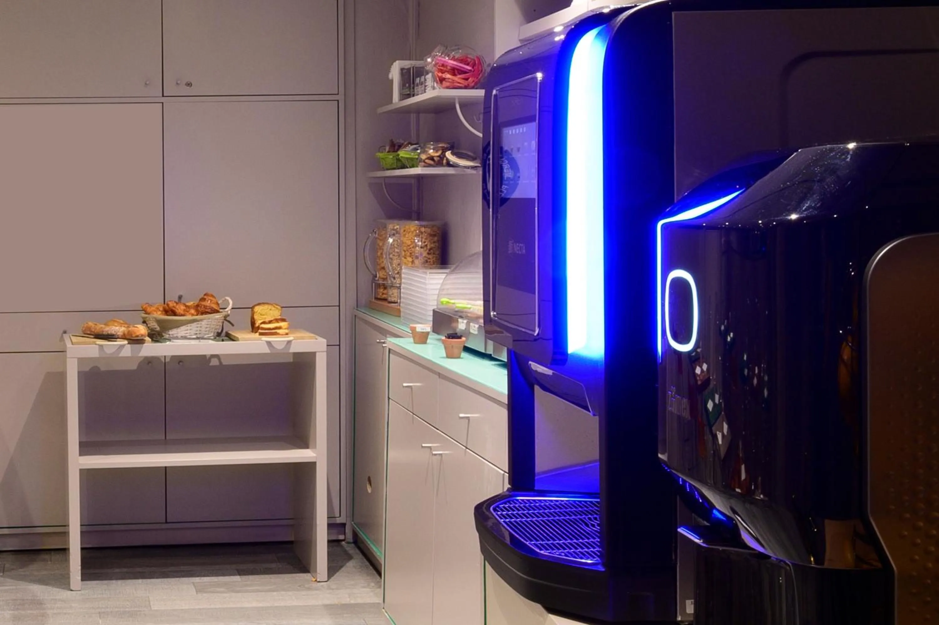 Breakfast in Jardins de Montmartre