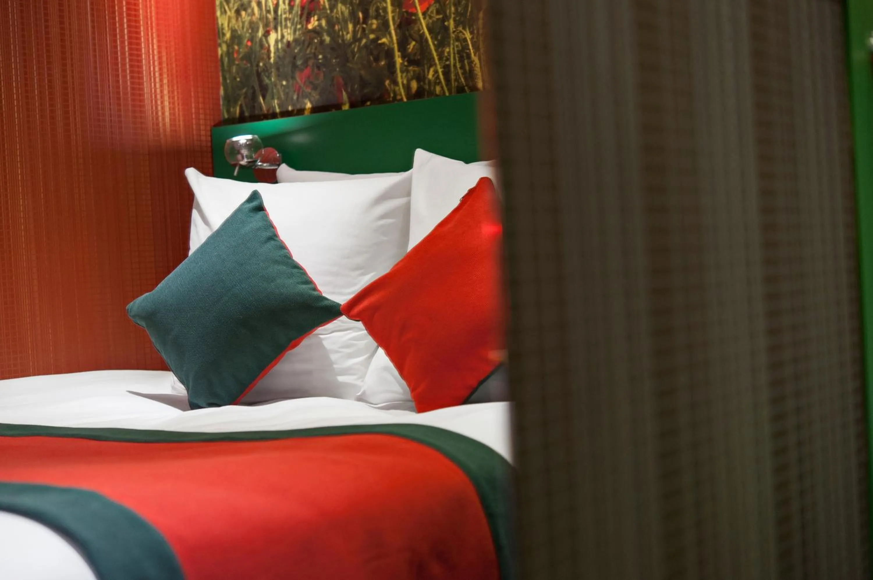 Bed in Jardins de Montmartre