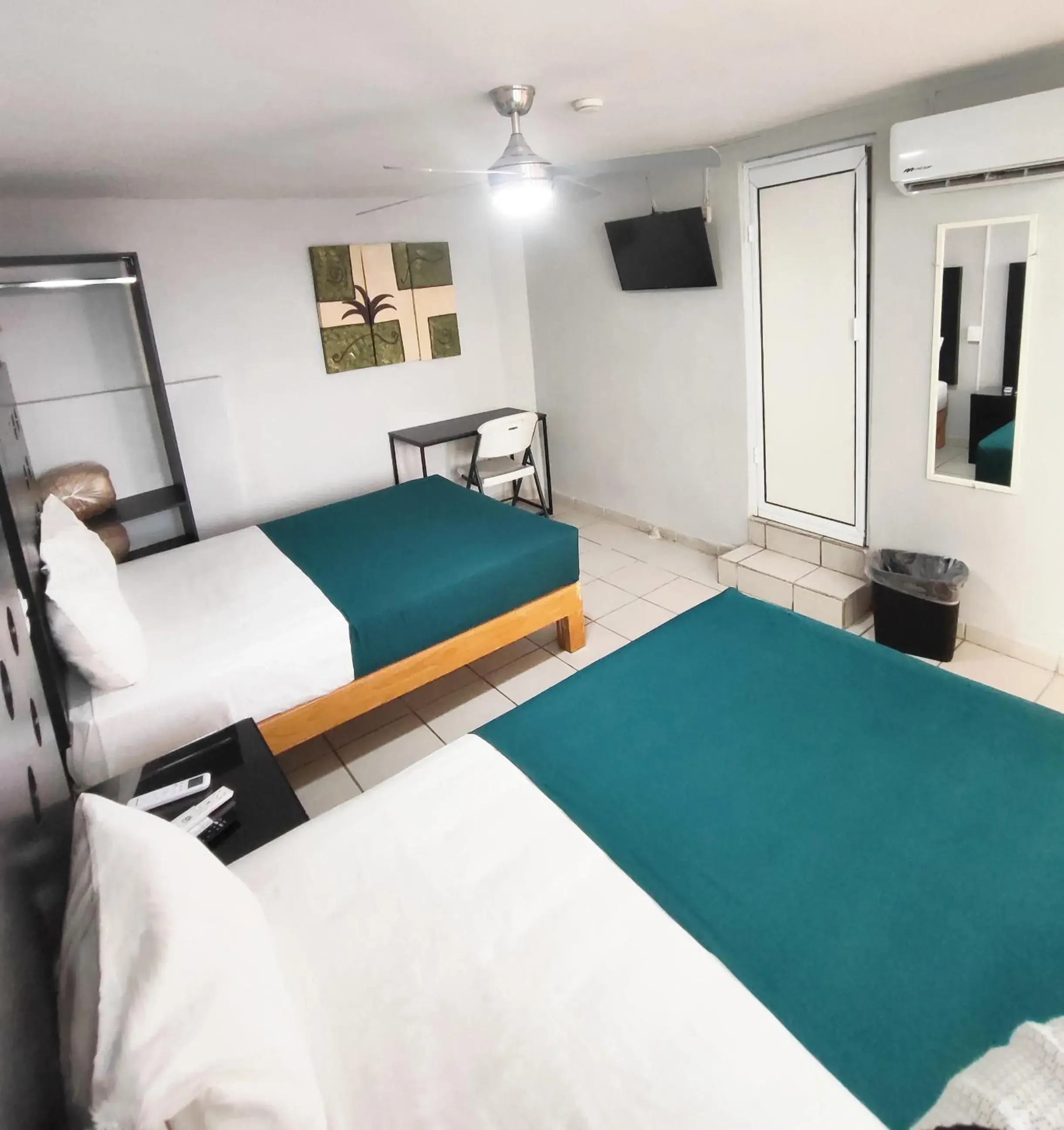 TV and multimedia, Bed in Hotel del Refugio TV and multimedia, Bed in Hotel del Refugio