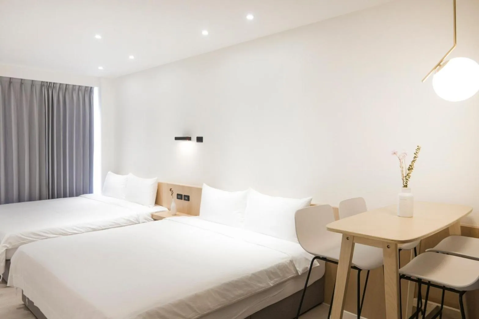 Photo of the whole room, Bed in Sunshine Liv.