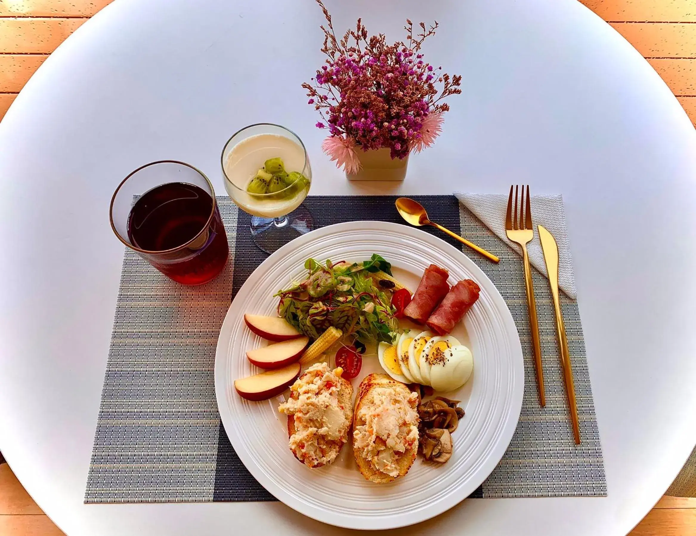 Continental breakfast in Sunshine Liv. Continental breakfast in Sunshine Liv.