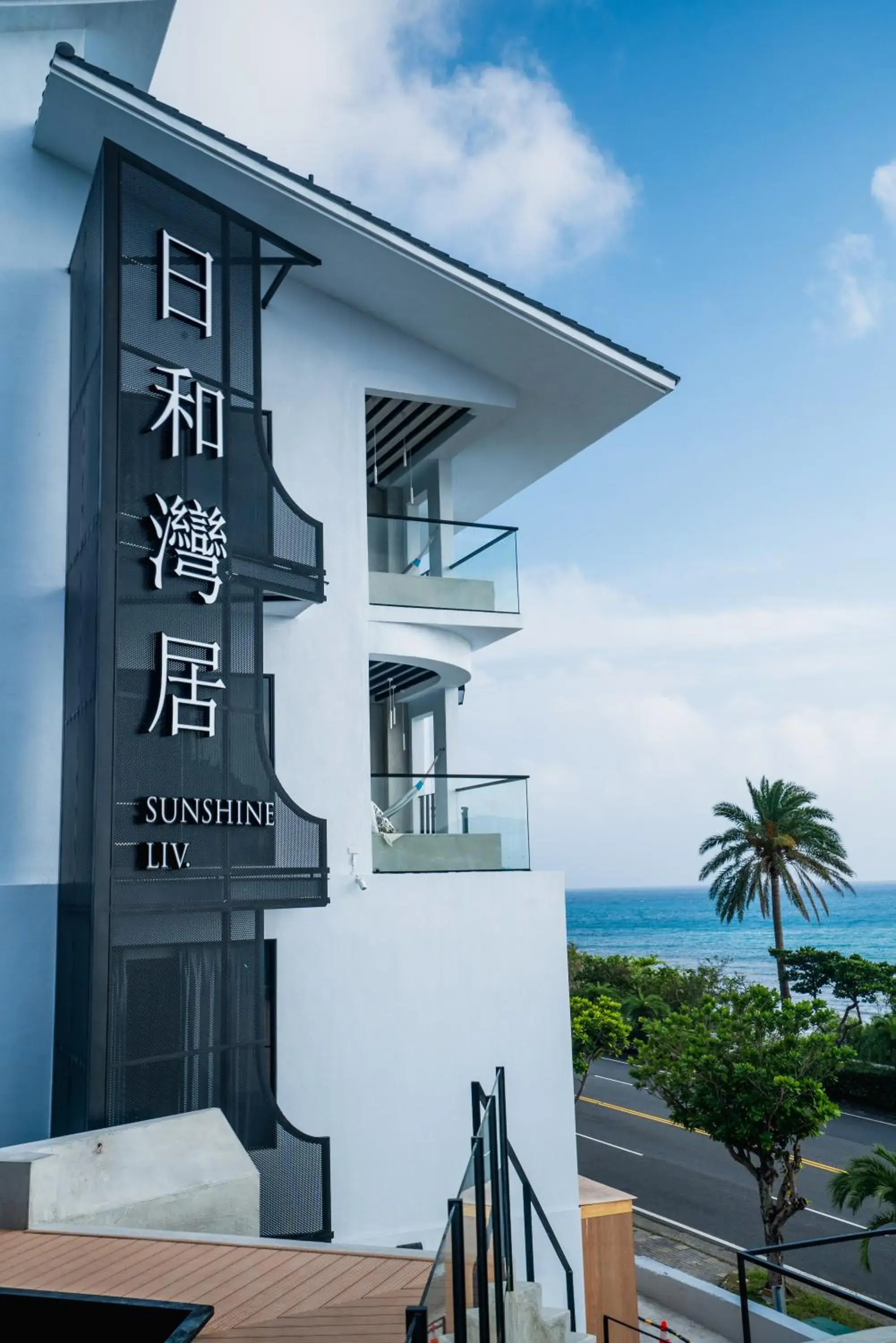 Property building in Sunshine Liv. Property building in Sunshine Liv.