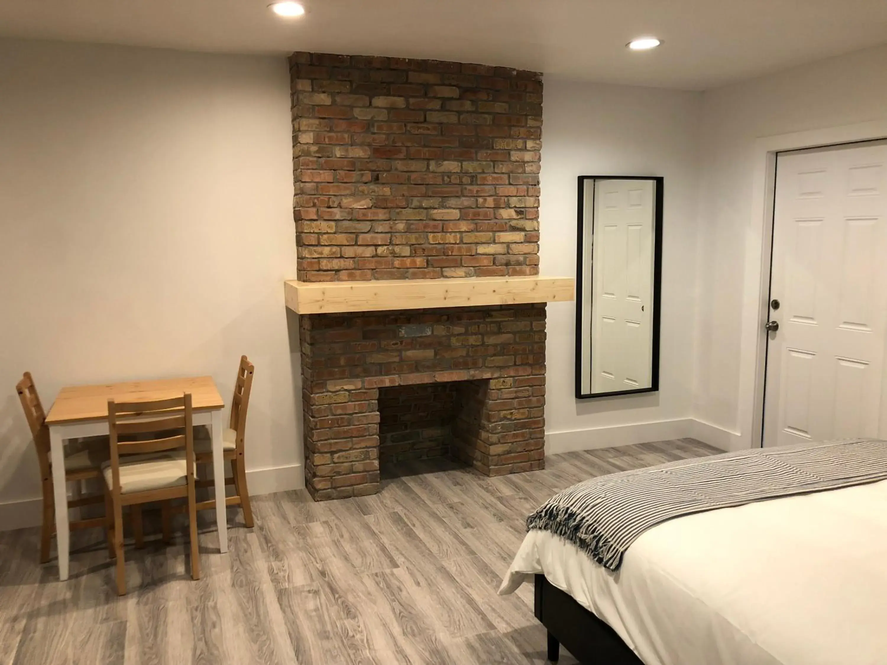 Dining area, Bed in Oasis Hotel Dining area, Bed in Oasis Hotel