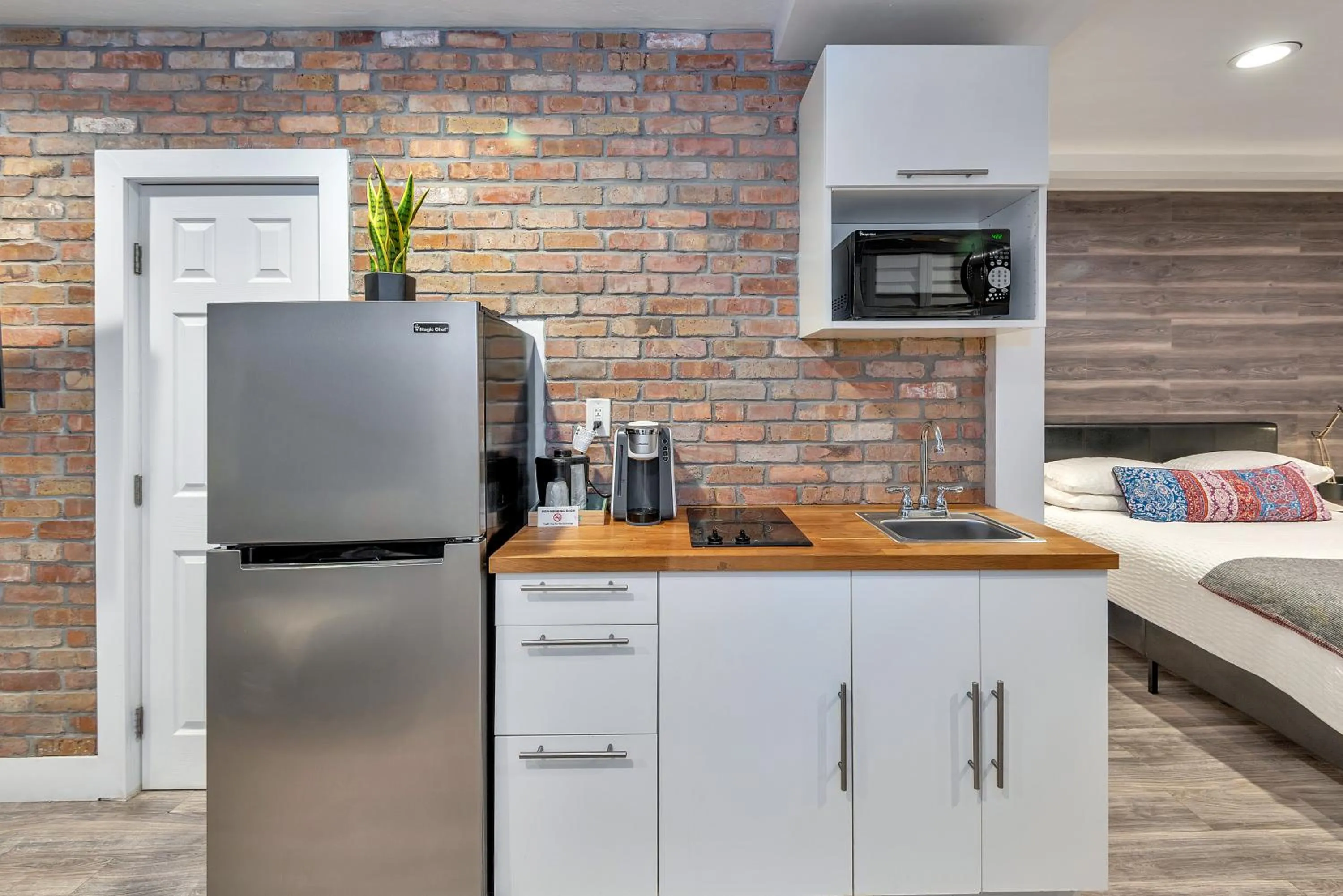 Kitchen or kitchenette, Bed in Oasis Hotel