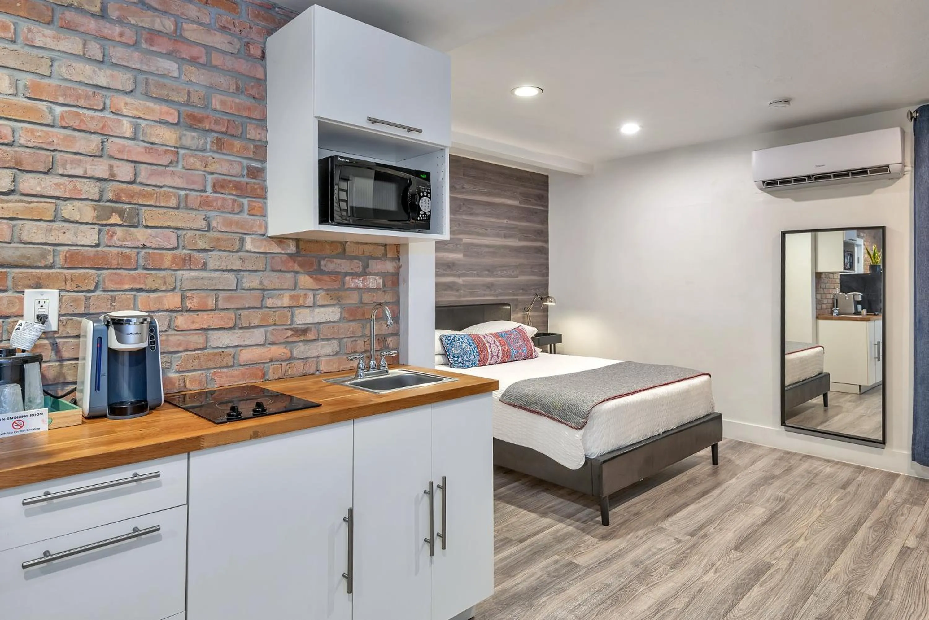 Bedroom, Bed in Oasis Hotel